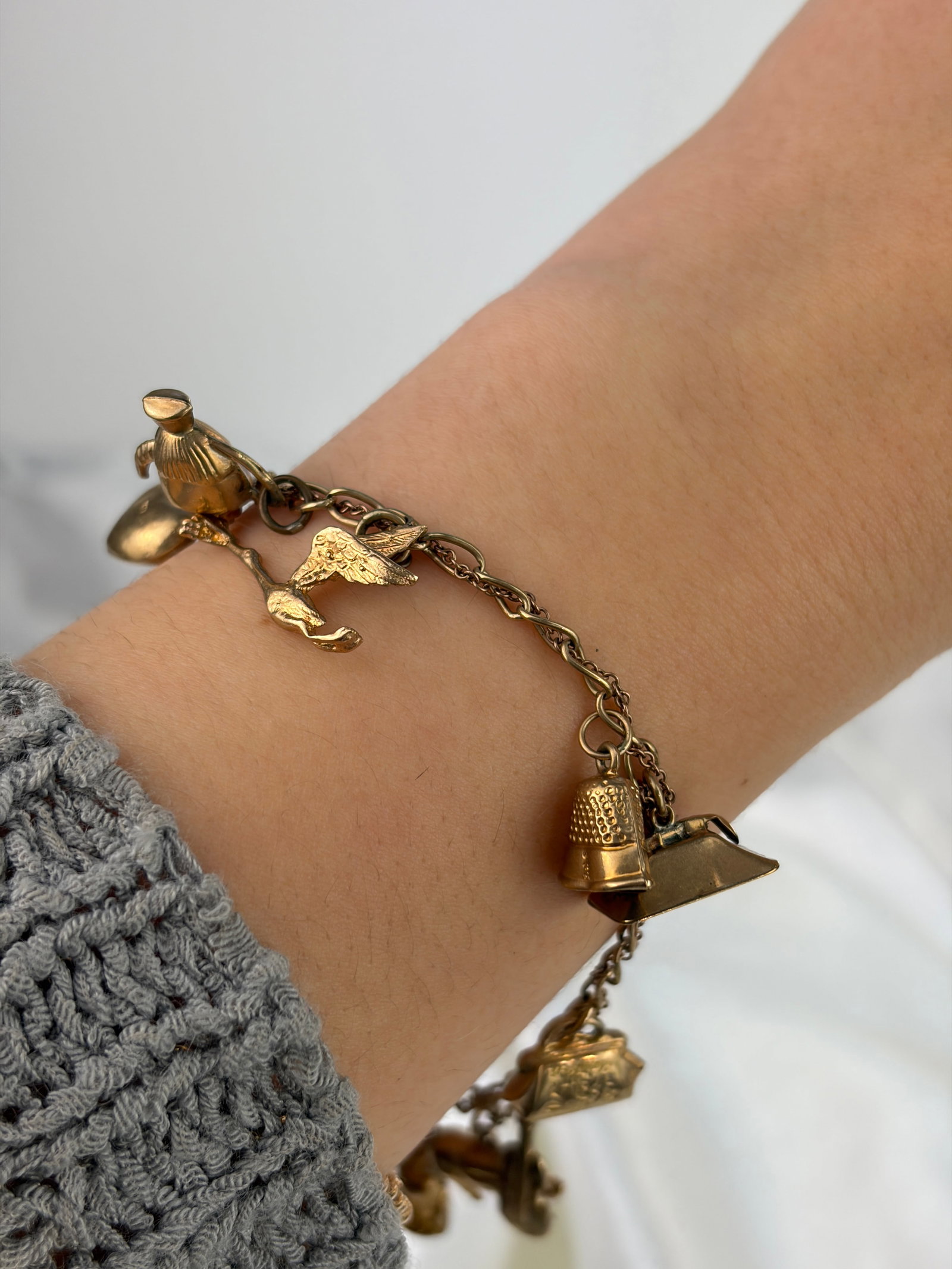 VINTAGE 9CT YELLOW GOLD CHARM BRACELET HORSESHOE, BEAN, HEART ETC - 5