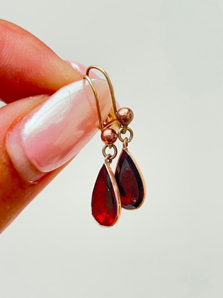 Antique flat cut garnet necklace and earrings set in gold housed in an antique box - 10