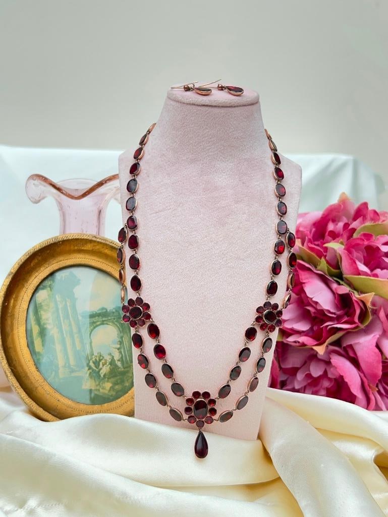 Antique flat cut garnet necklace and earrings set in gold housed in an antique box - 11
