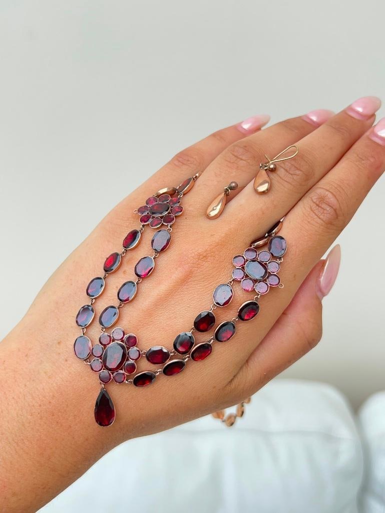 Antique flat cut garnet necklace and earrings set in gold housed in an antique box - 13