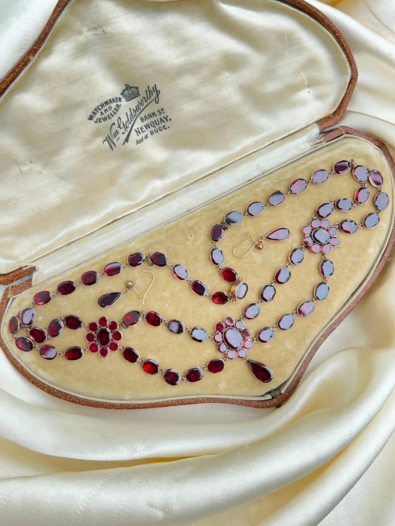 Antique flat cut garnet necklace and earrings set in gold housed in an antique box: Antique flat cut garnet necklace and earrings set in gold housed in an antique box Incredible quality and the most gorgeous garnet jewellery set measurments necklace length 43cm earrings size 18