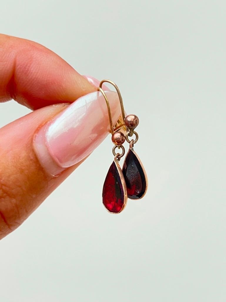 Antique flat cut garnet necklace and earrings set in gold housed in an antique box - 9