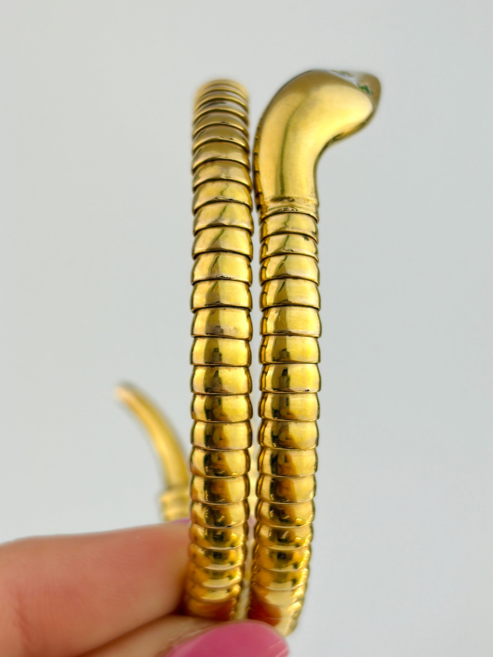 VINTAGE 9CT YELLOW GOLD COILED SNAKE BANGLE BRACELET WITH GREEN PASTE EYES - 6