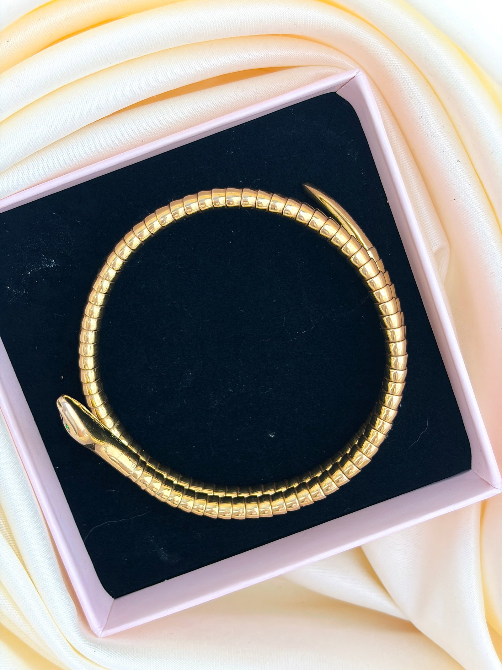 VINTAGE 9CT YELLOW GOLD COILED SNAKE BANGLE BRACELET WITH GREEN PASTE EYES - 8