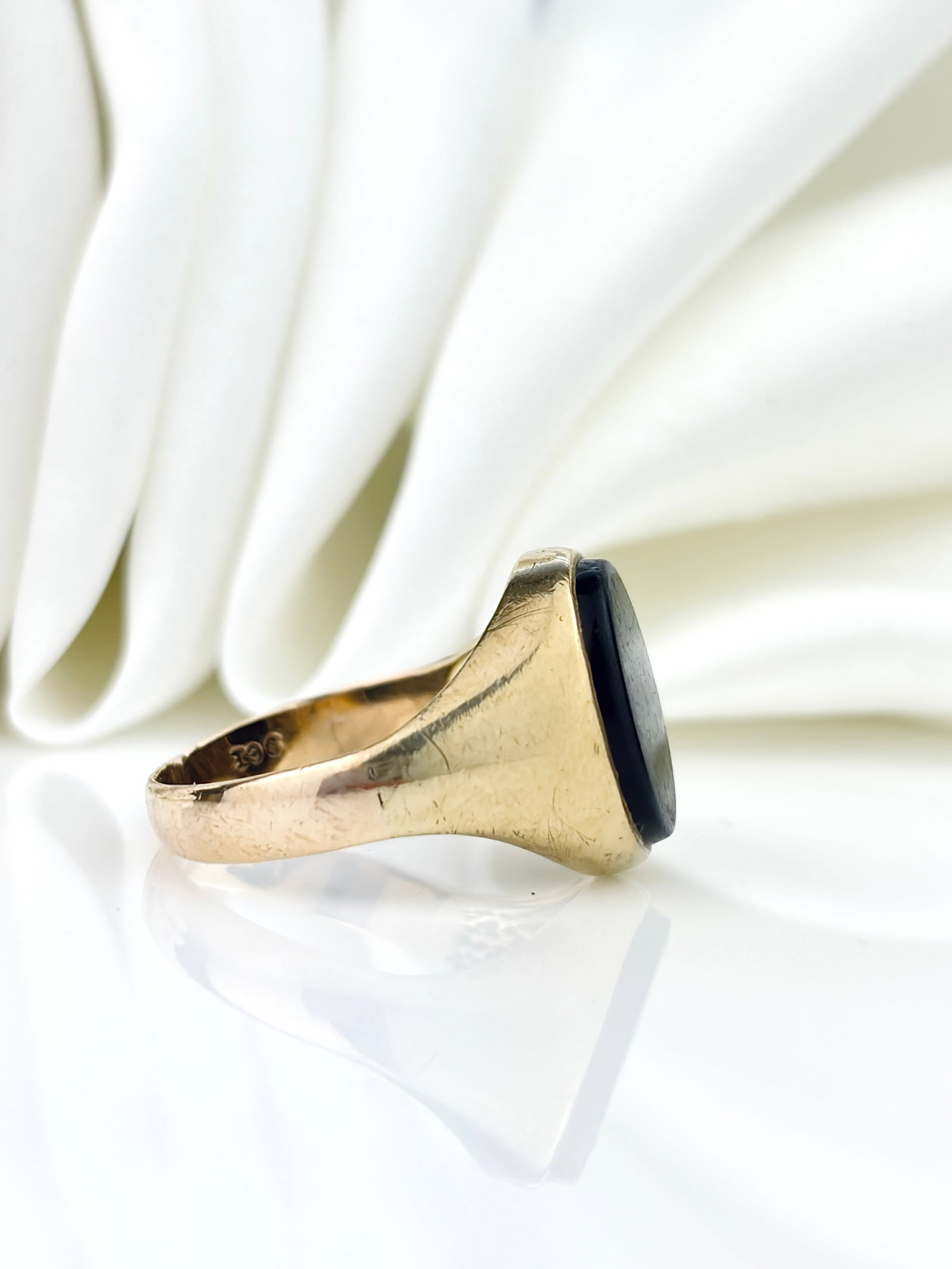 VINTAGE CHUNKY 9CT YELLOW GOLD BLOODSTONE SIGNET RING - 7