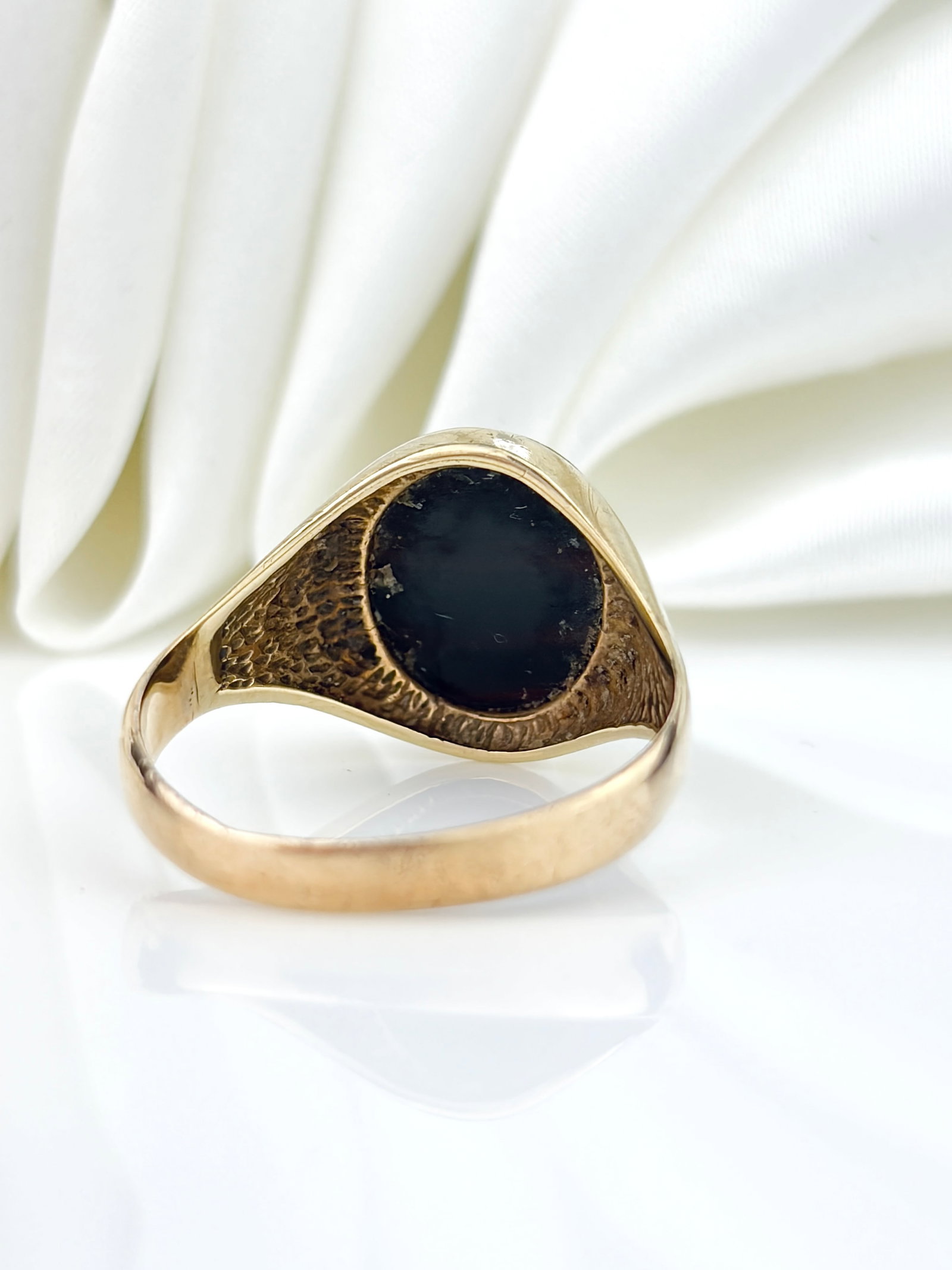 VINTAGE CHUNKY 9CT YELLOW GOLD BLOODSTONE SIGNET RING - 8