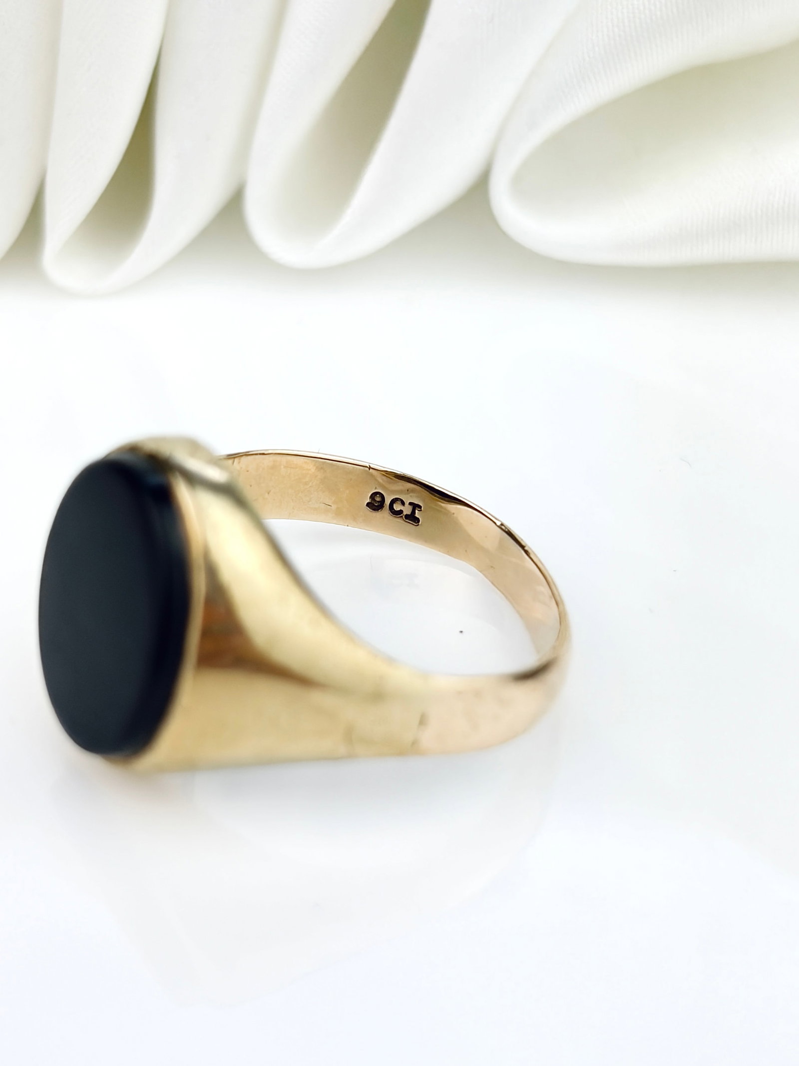 VINTAGE CHUNKY 9CT YELLOW GOLD BLOODSTONE SIGNET RING - 9