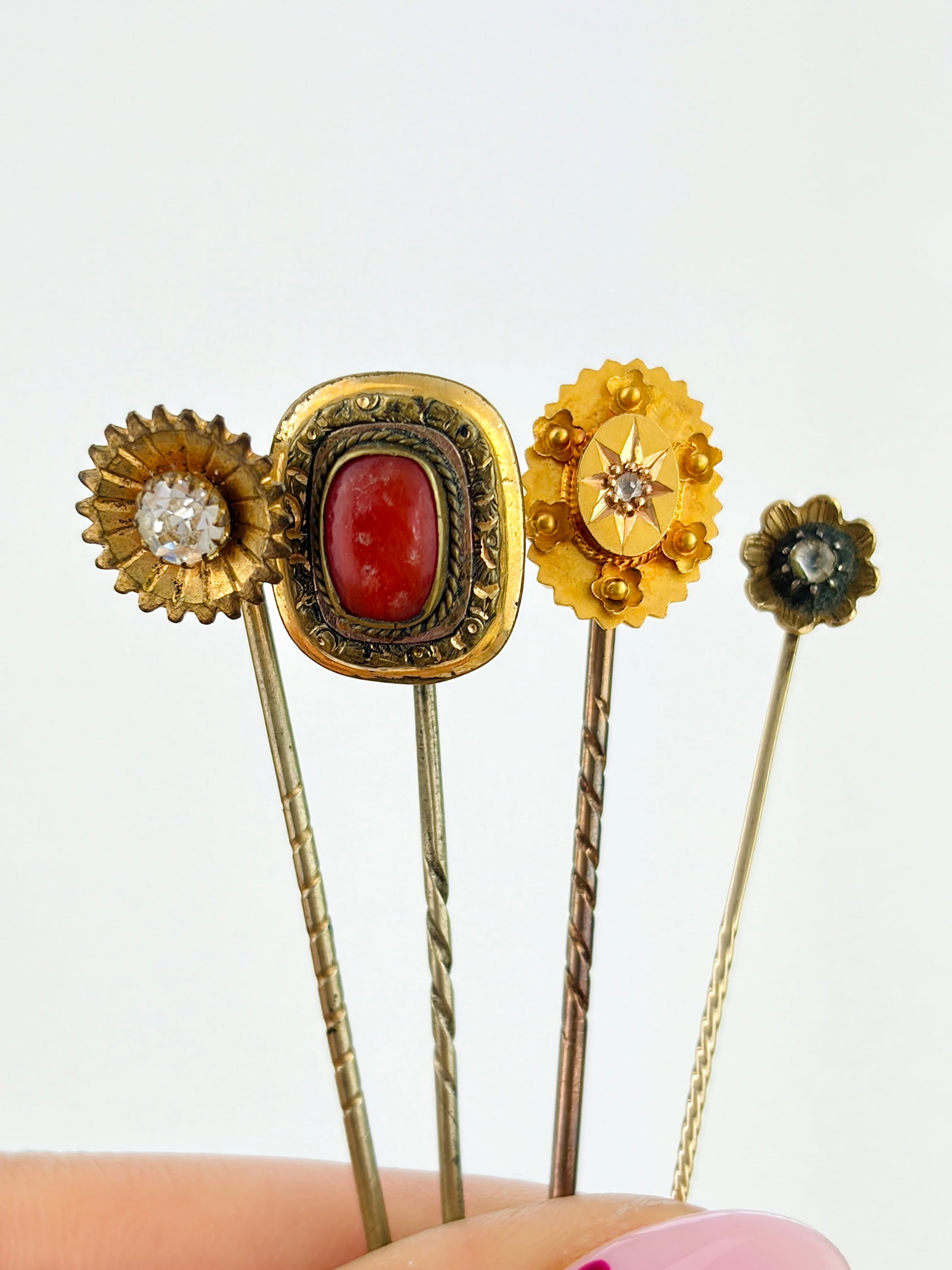 MIXED LOT STICK PIN BROOCHES - 9CT, 15CT ETC - 2