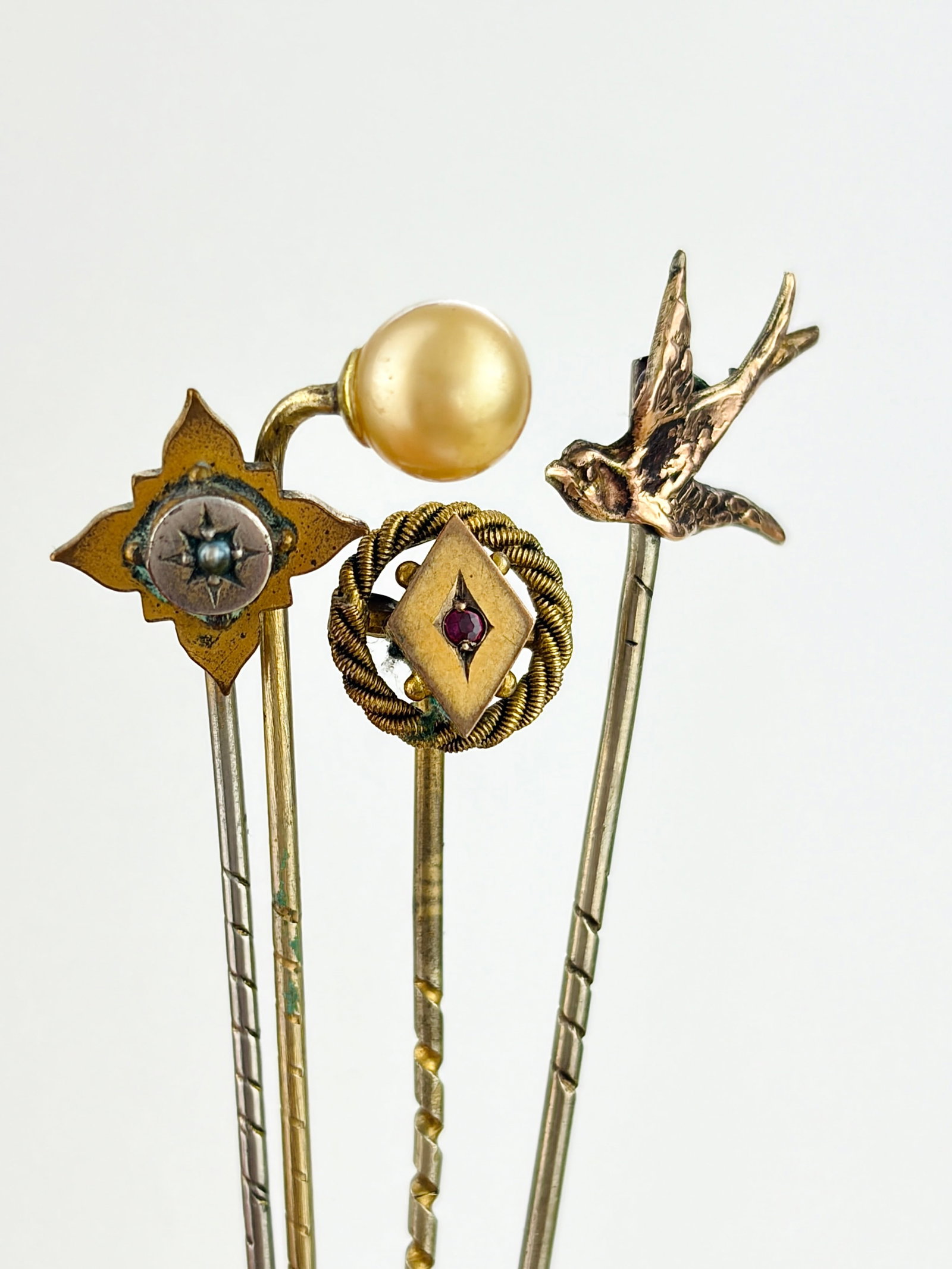 MIXED LOT STICK PIN BROOCHES - 9CT, 15CT ETC - 4