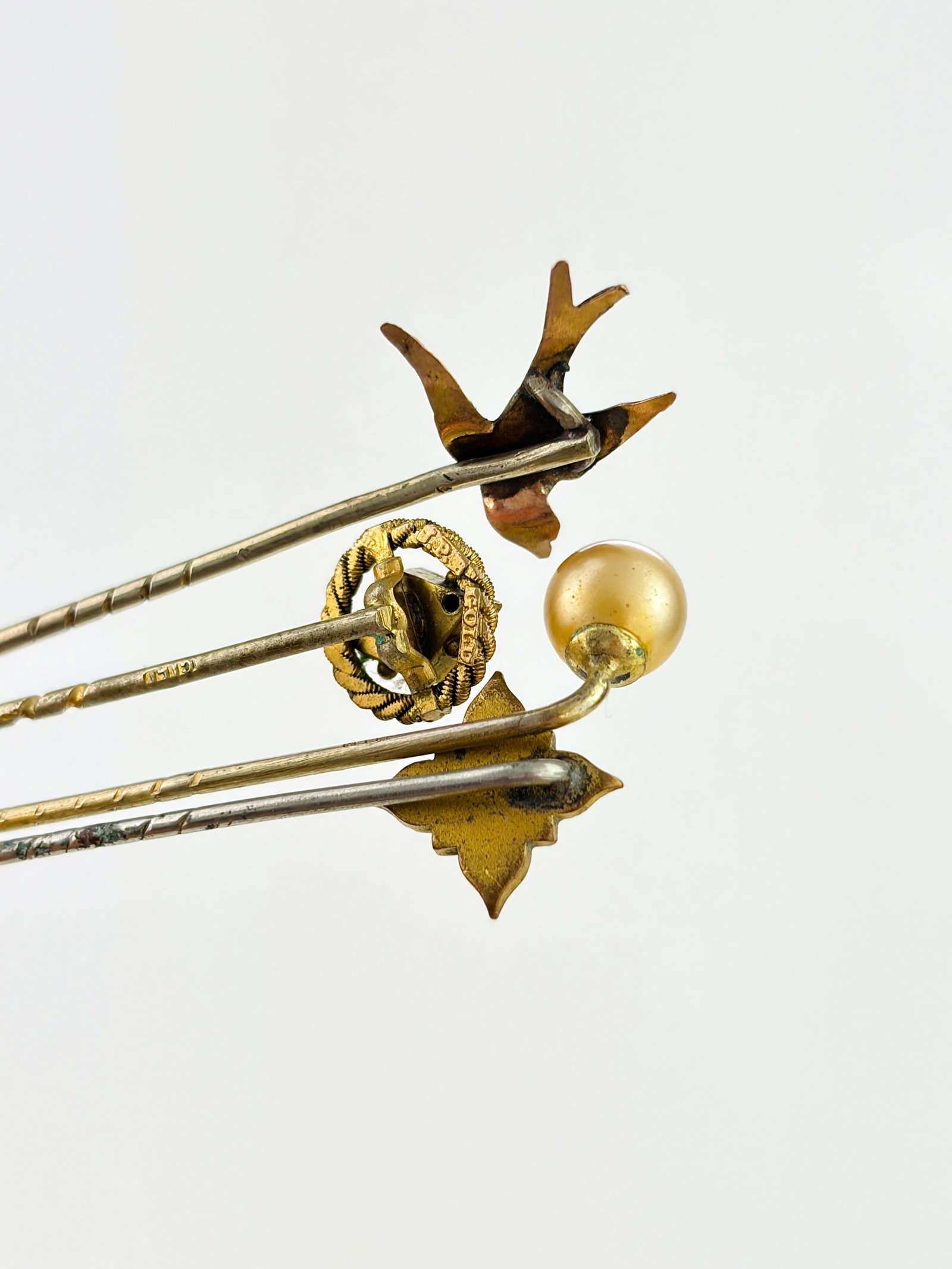 MIXED LOT STICK PIN BROOCHES - 9CT, 15CT ETC - 5