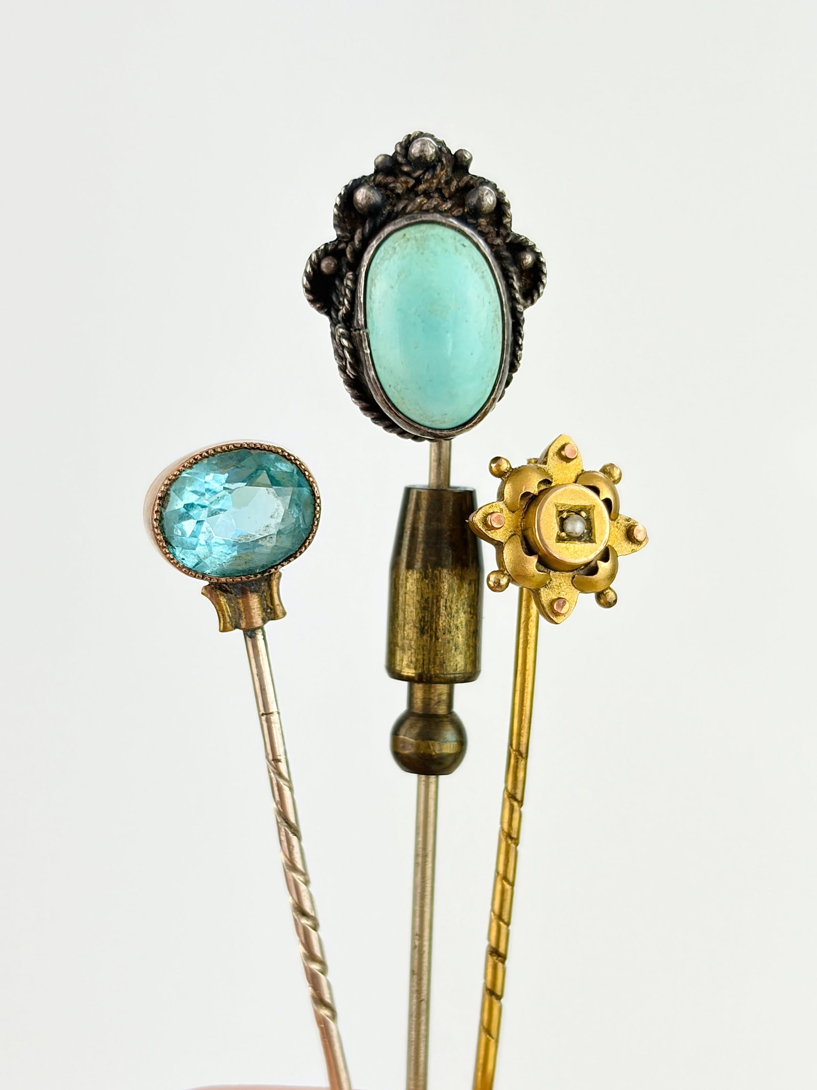 MIXED LOT STICK PIN BROOCHES - 9CT, 15CT ETC - 6