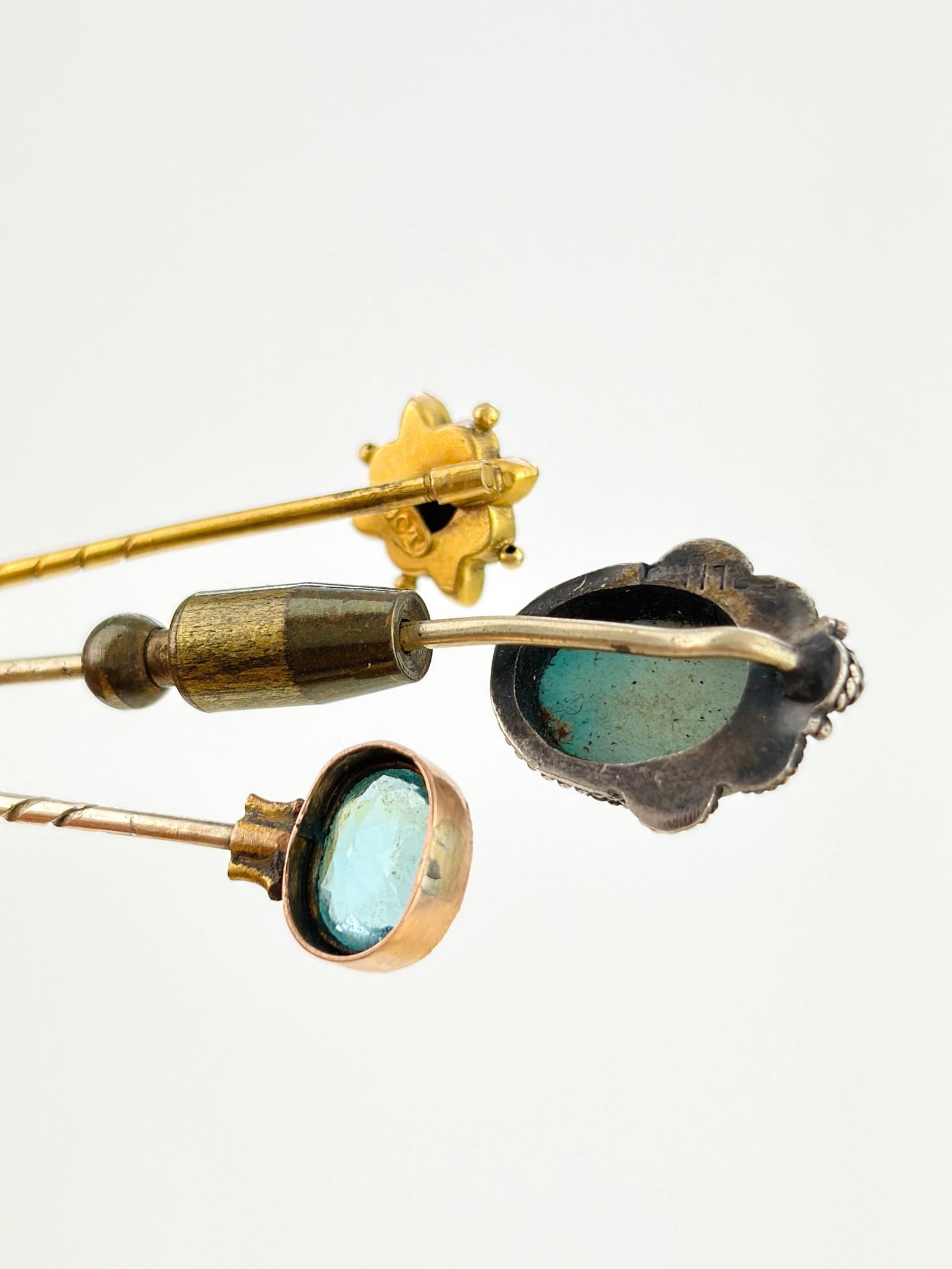 MIXED LOT STICK PIN BROOCHES - 9CT, 15CT ETC - 7