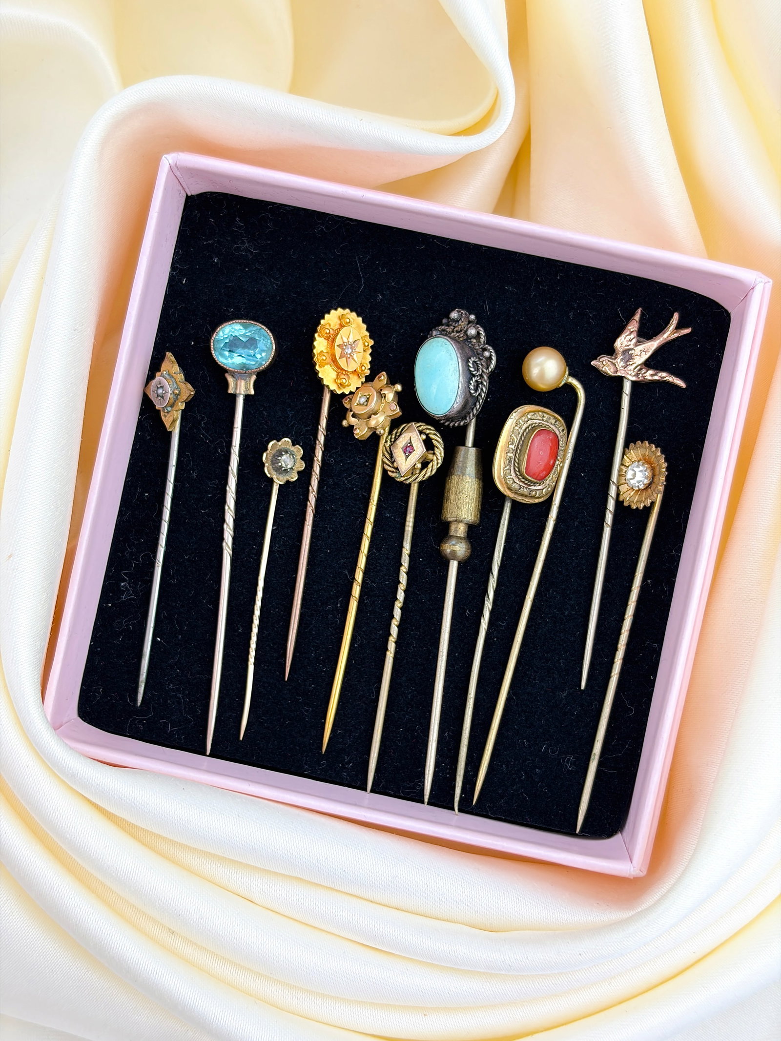 MIXED LOT STICK PIN BROOCHES - 9CT, 15CT ETC - 8