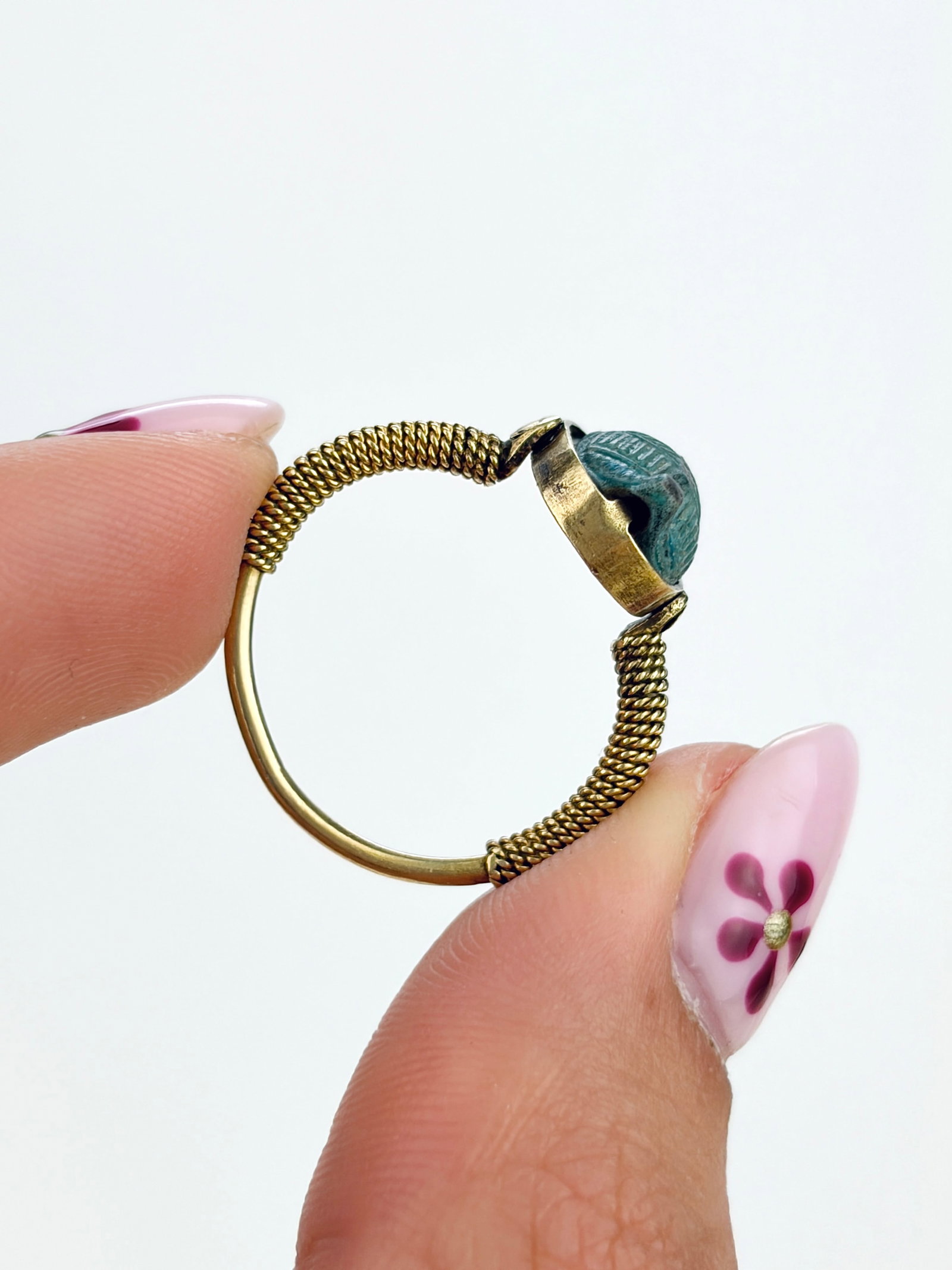 ANTIQUE EGYPTIAN REVIVAL SWIVEL SCARAB RING IN 18CT YELLOW GOLD - 6