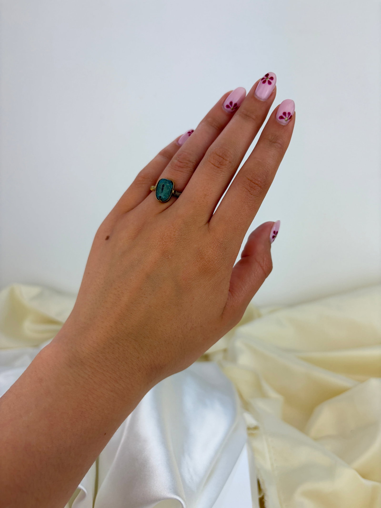 ANTIQUE EGYPTIAN REVIVAL SWIVEL SCARAB RING IN 18CT YELLOW GOLD - 7