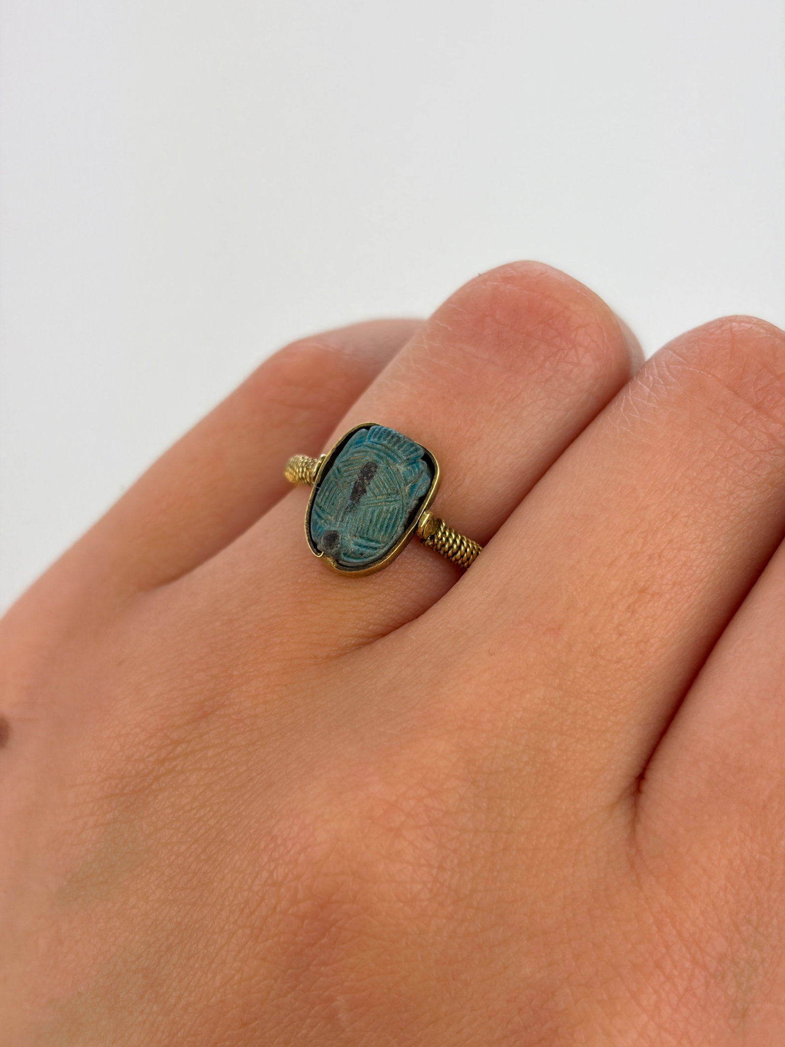 ANTIQUE EGYPTIAN REVIVAL SWIVEL SCARAB RING IN 18CT YELLOW GOLD - 8