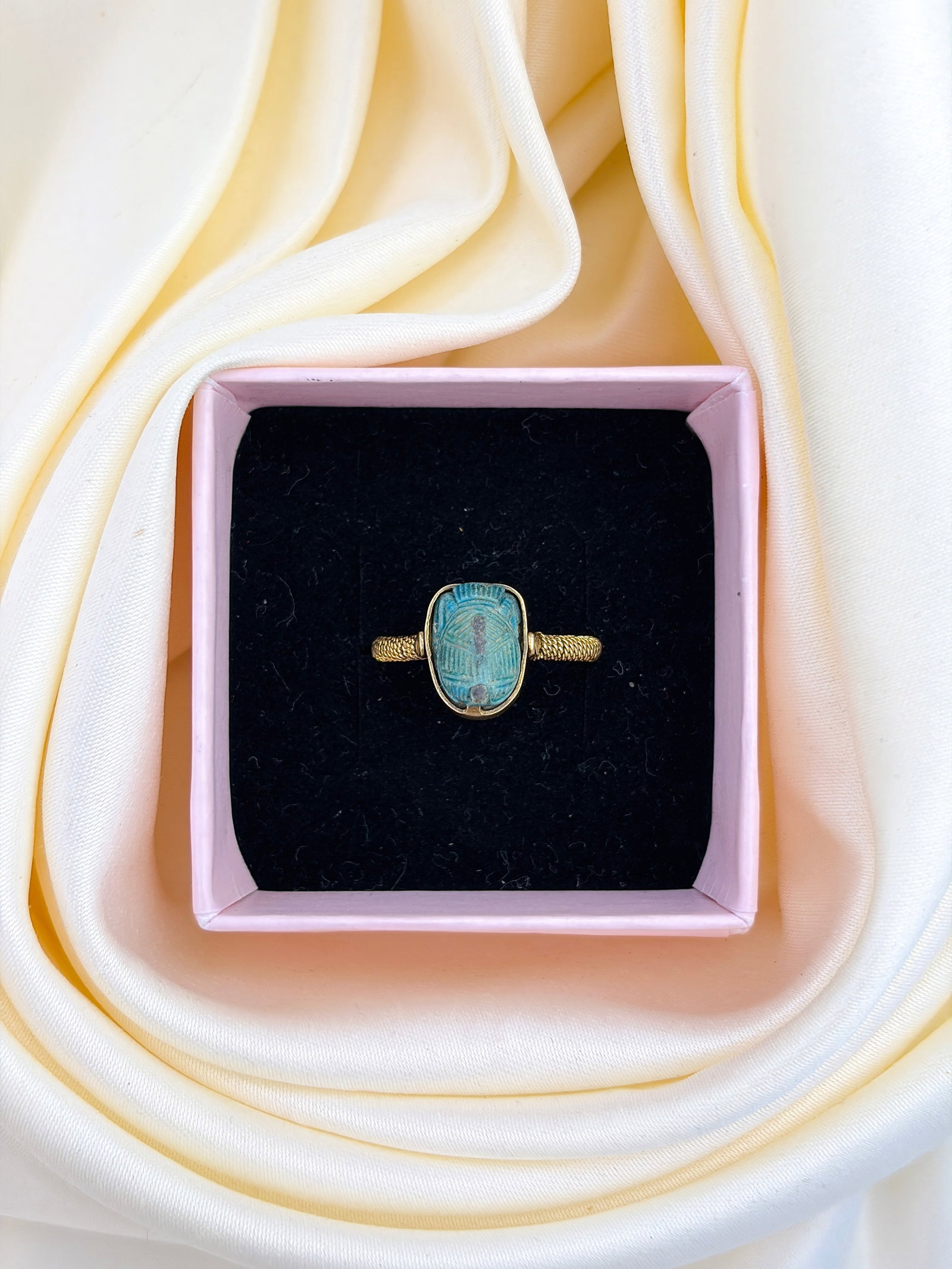 ANTIQUE EGYPTIAN REVIVAL SWIVEL SCARAB RING IN 18CT YELLOW GOLD - 9