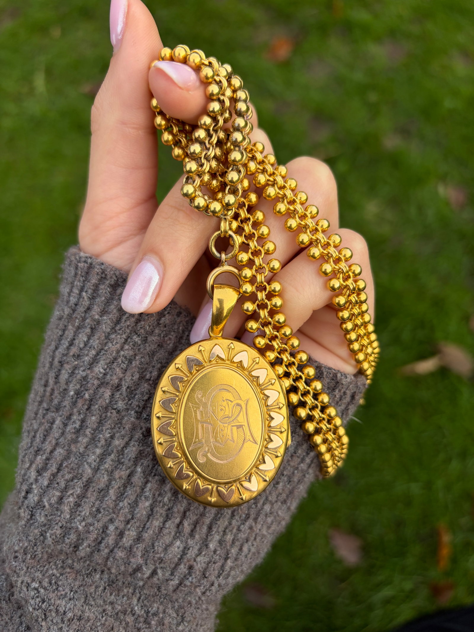 victorian era 18ct yellow gold collar and locket set - 11