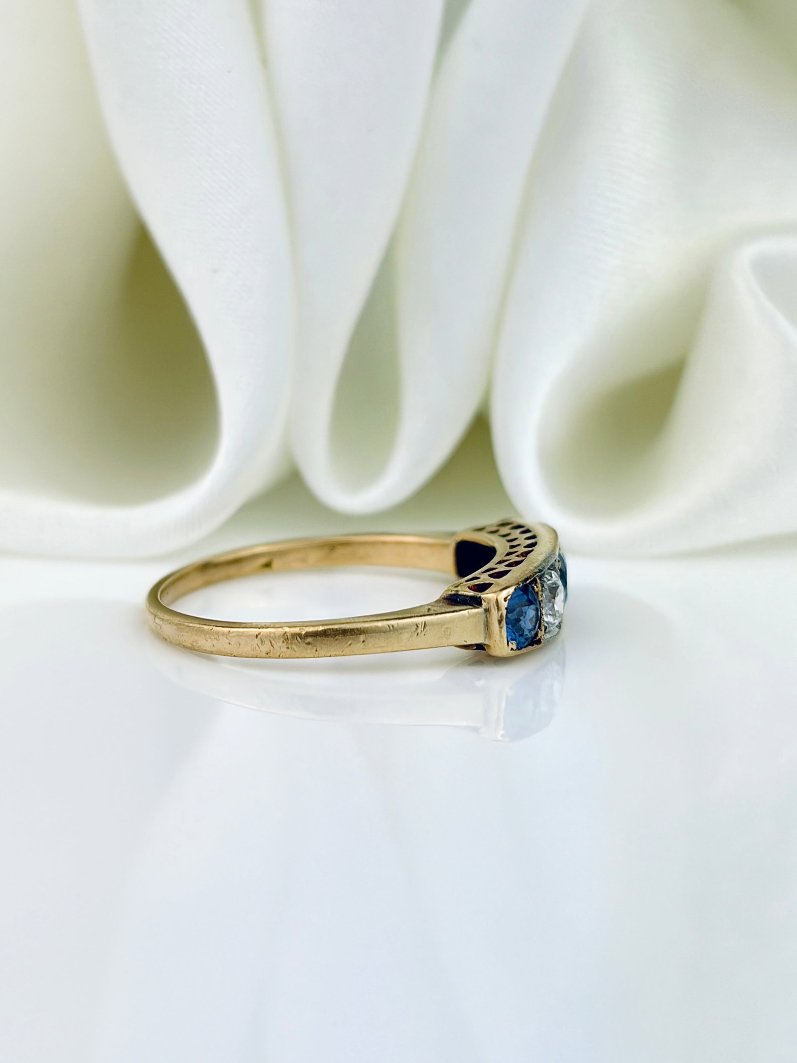 ANTIQUE ART DECO 18CT GOLD SAPPHIRE AND DIAMOND 5 STONE RING - 2