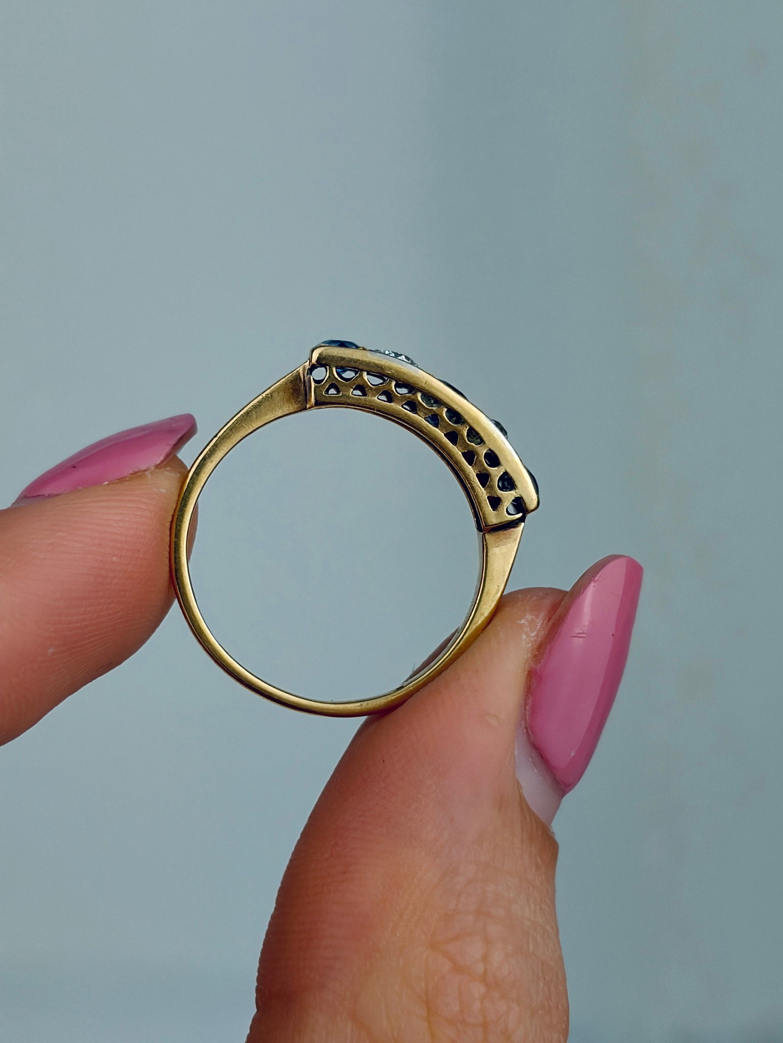 ANTIQUE ART DECO 18CT GOLD SAPPHIRE AND DIAMOND 5 STONE RING - 6
