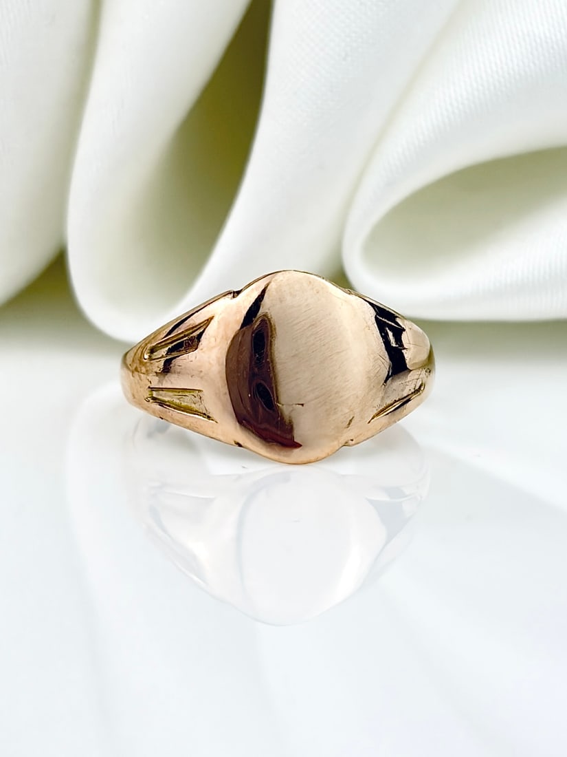 ANTIQUE 9CT YELLOW GOLD SIGNET RING: ANTIQUE 9CT YELLOW GOLD SIGNET RING Sweet signet ring!