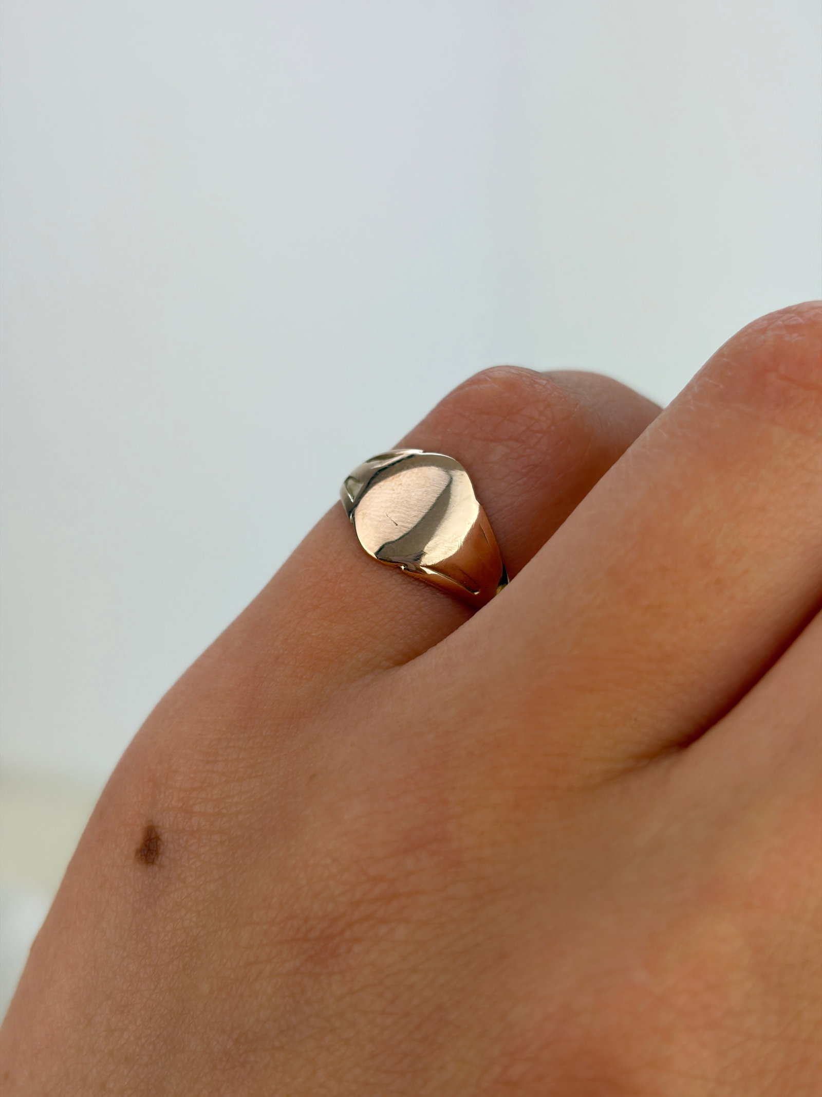 ANTIQUE 9CT YELLOW GOLD SIGNET RING - 8