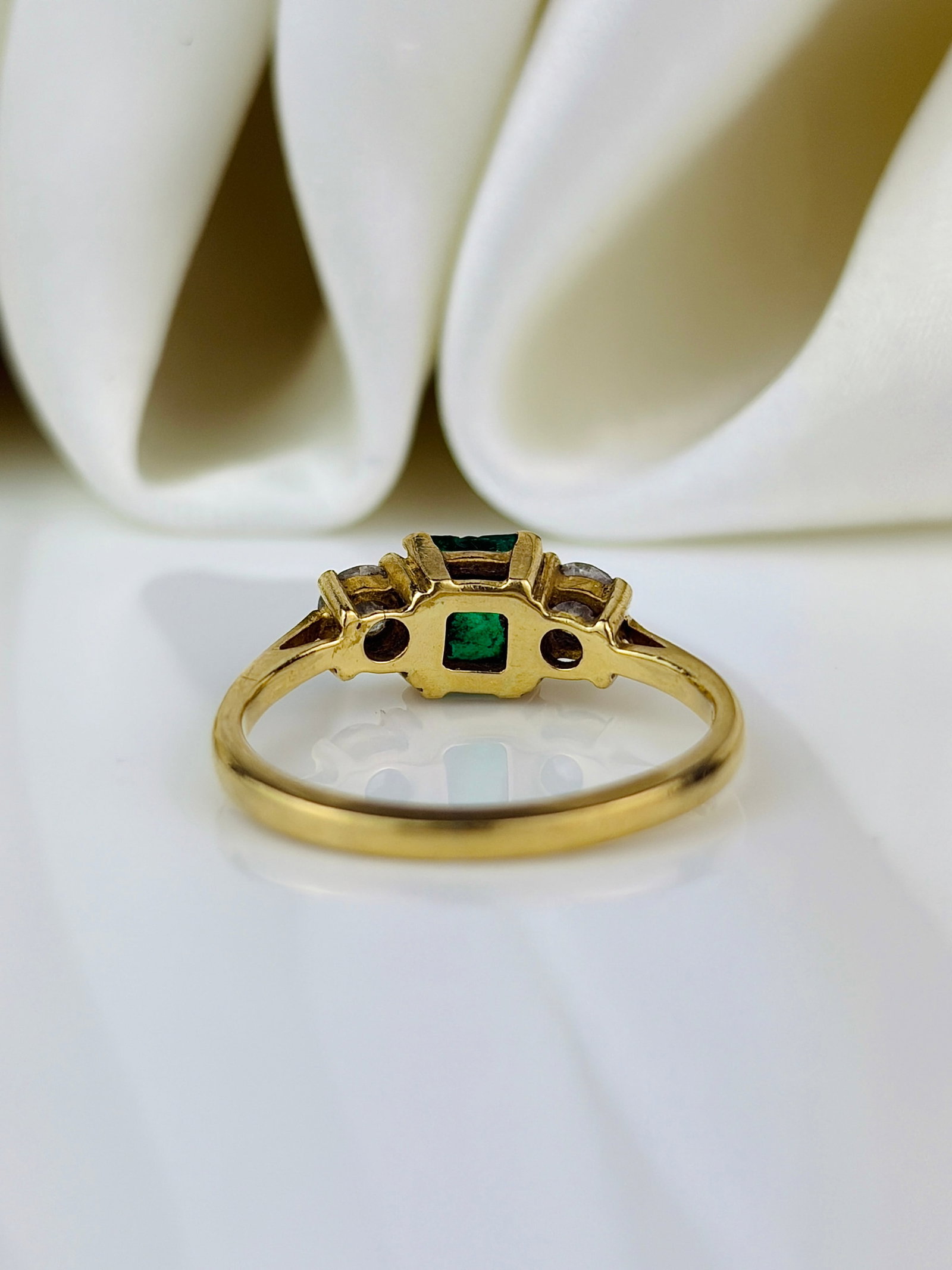 sweet 18ct yellow gold emerald and diamond 3 stone ring - 3