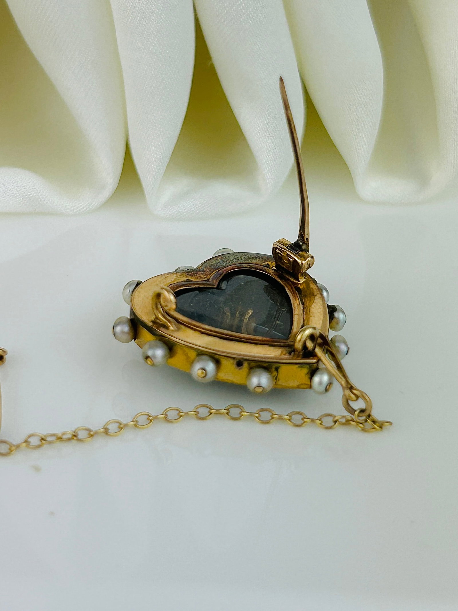 Edwardian Green and White Enamel and Pearl Heart Locket Back Brooch - 5