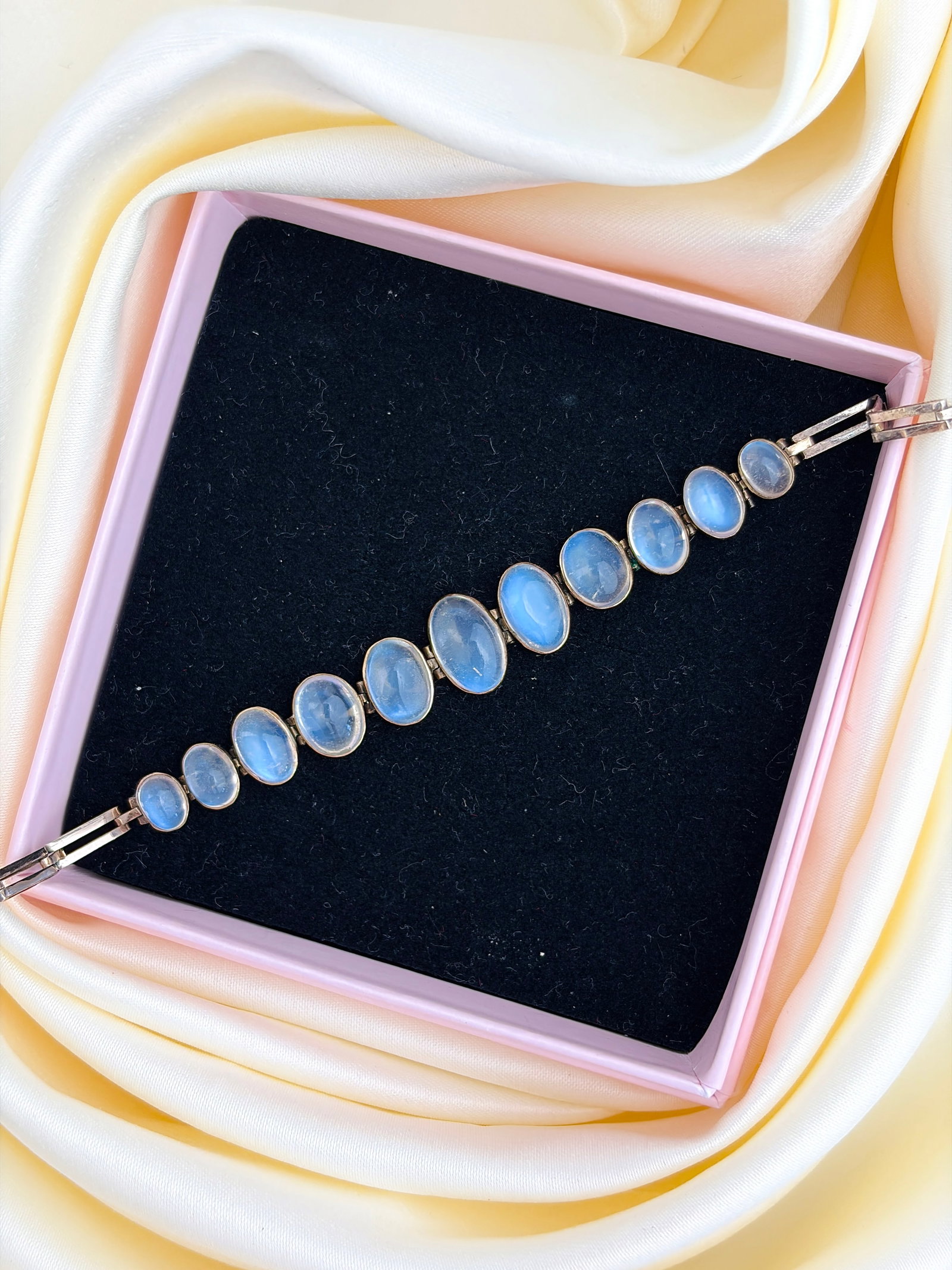 ANTIQUE GOLD CABOCHON MOONSTONE LINE BRACELET - 8