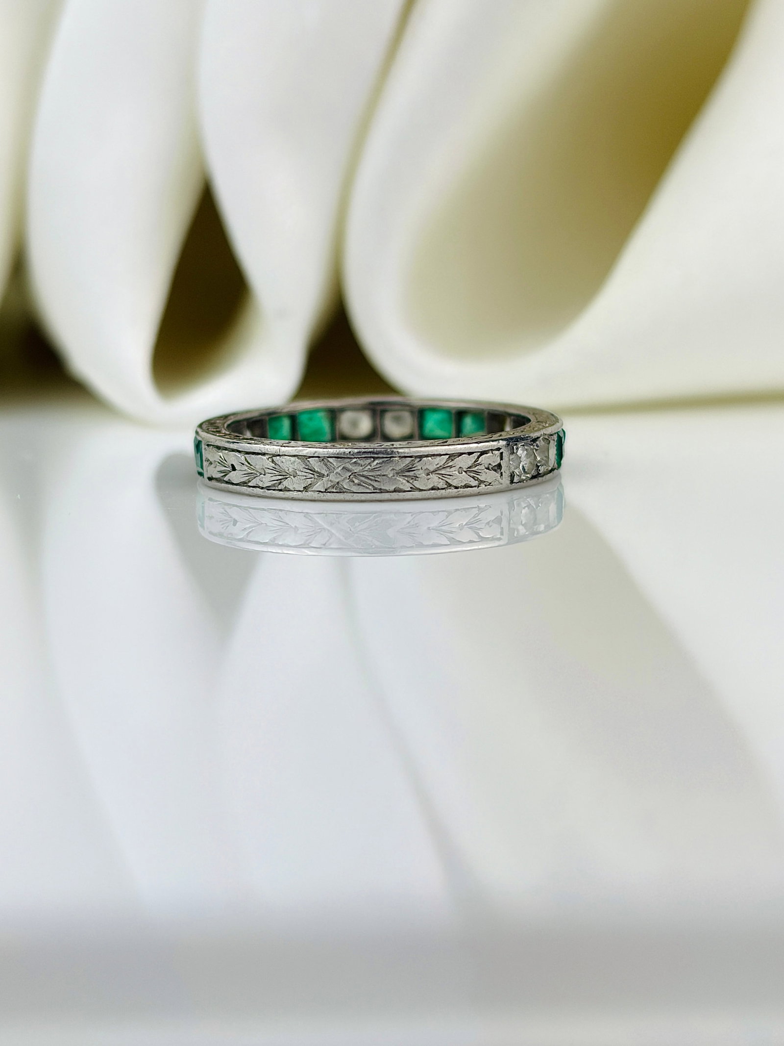 wonderful 18ct white gold emerald and diamond eternity band style ring - 2