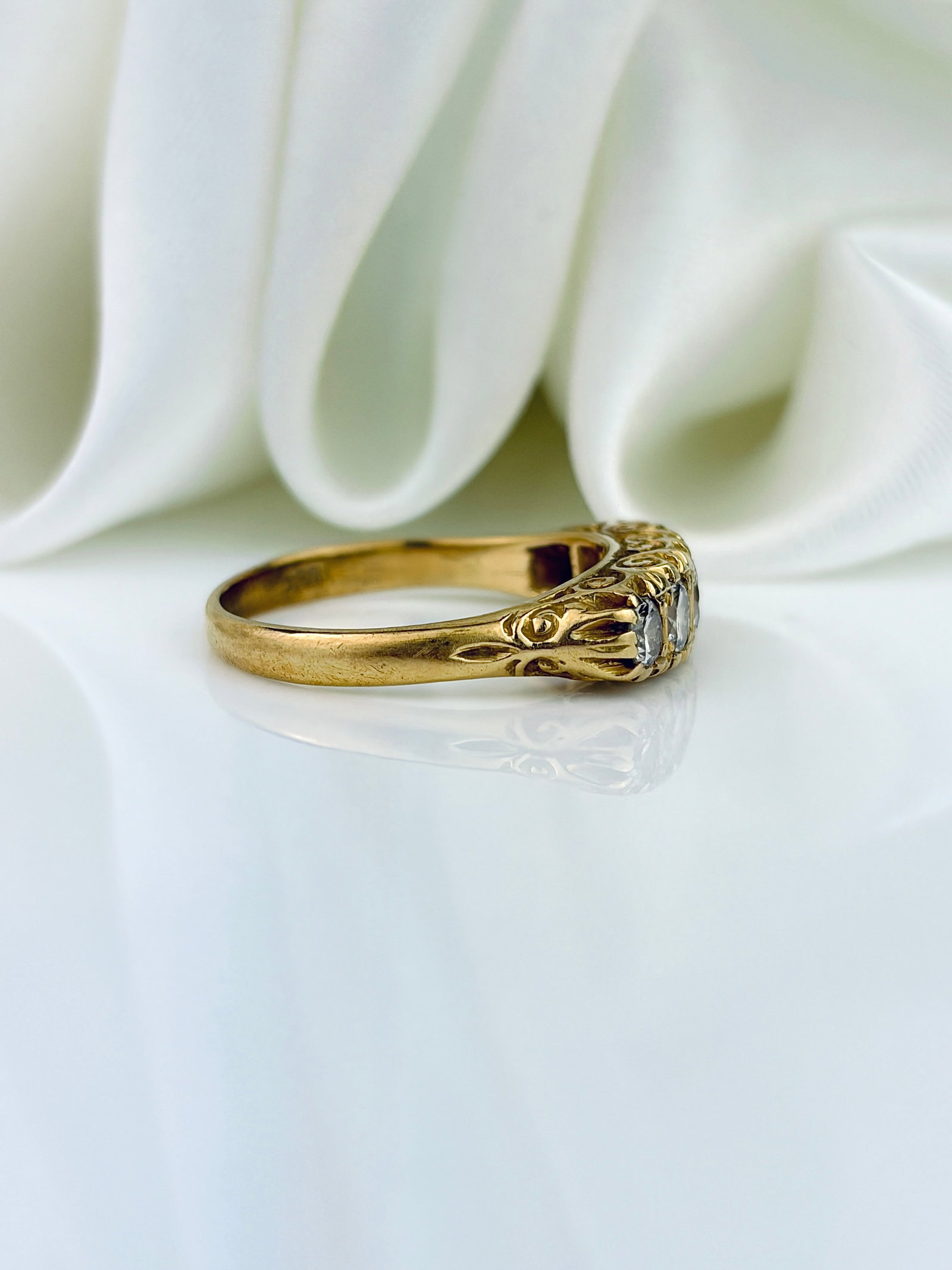 ANTIQUE 18CT YELLOW GOLD DIAMOND 5 STONE RING WITH SCROLL SETTING - 2