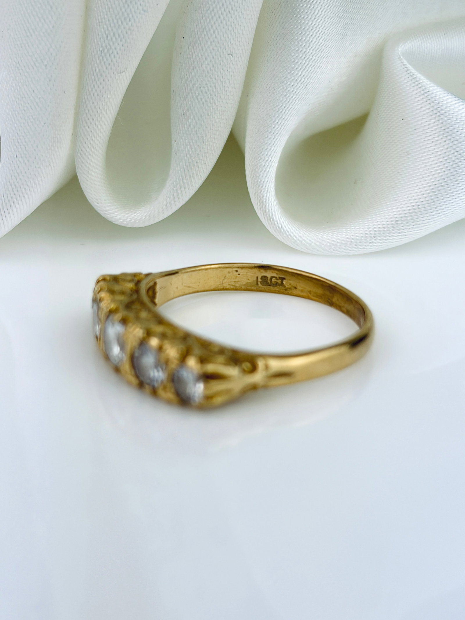 ANTIQUE 18CT YELLOW GOLD DIAMOND 5 STONE RING WITH SCROLL SETTING - 4