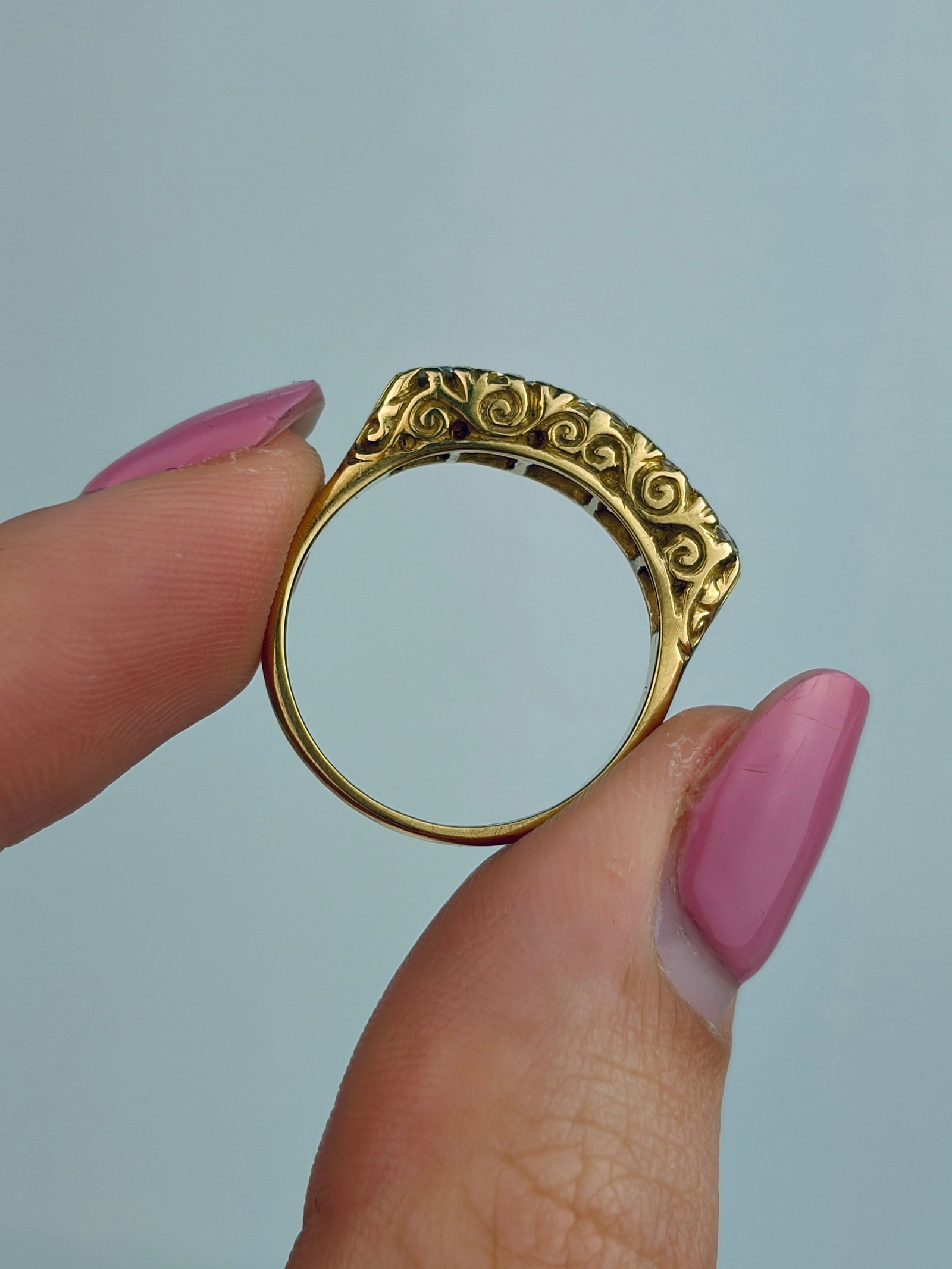 ANTIQUE 18CT YELLOW GOLD DIAMOND 5 STONE RING WITH SCROLL SETTING - 6
