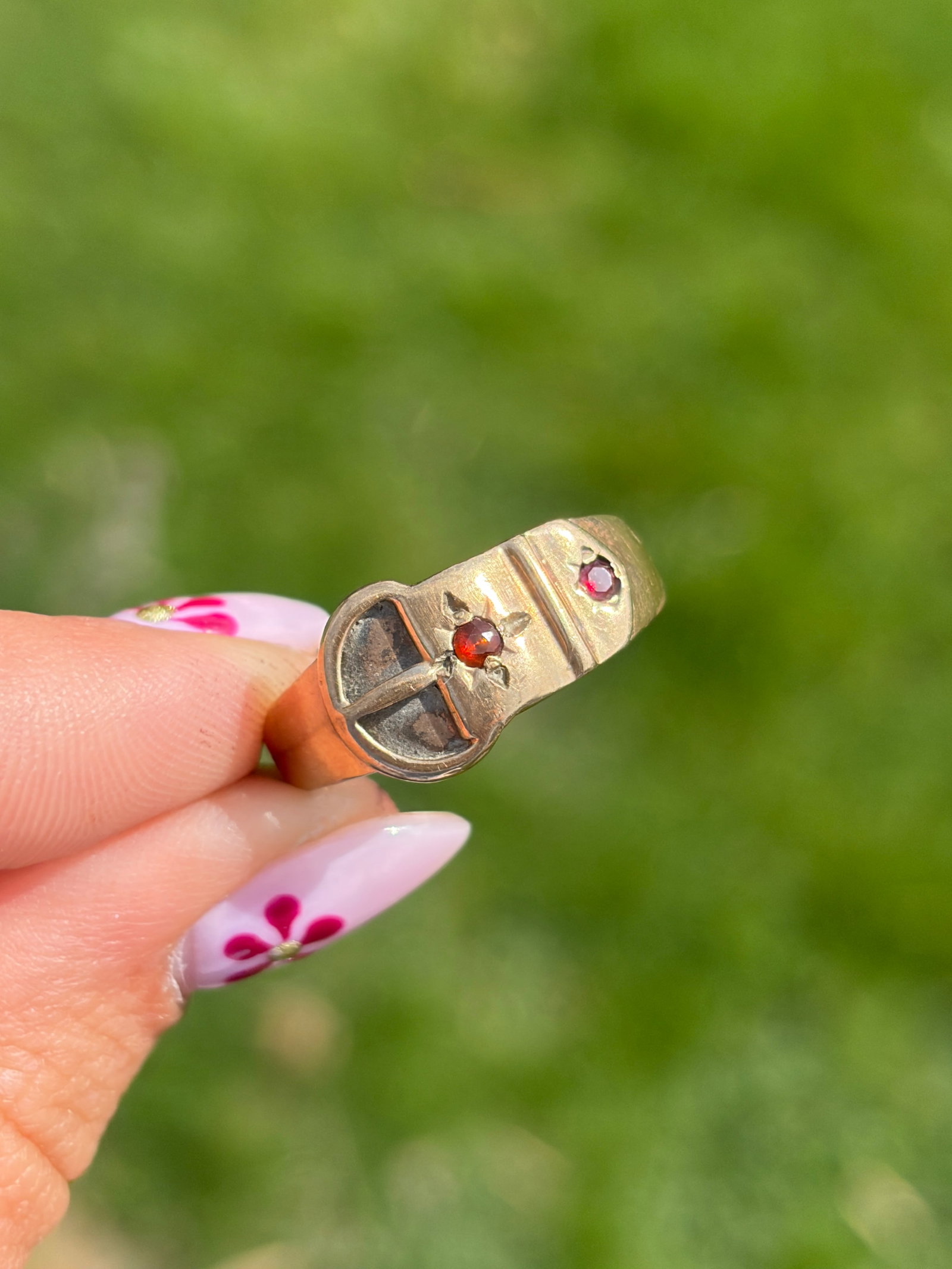 ANTIQUE 9CT YELLOW GOLD GARNET BUCKLE RING - 2