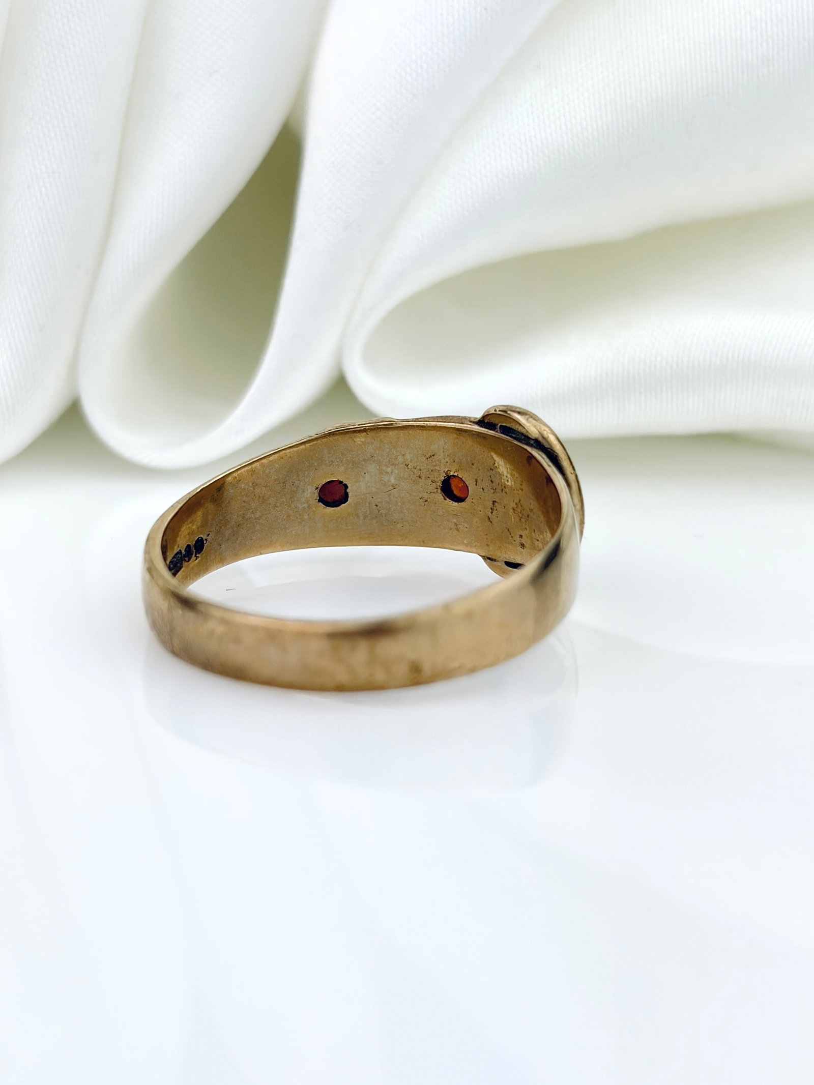 ANTIQUE 9CT YELLOW GOLD GARNET BUCKLE RING - 3