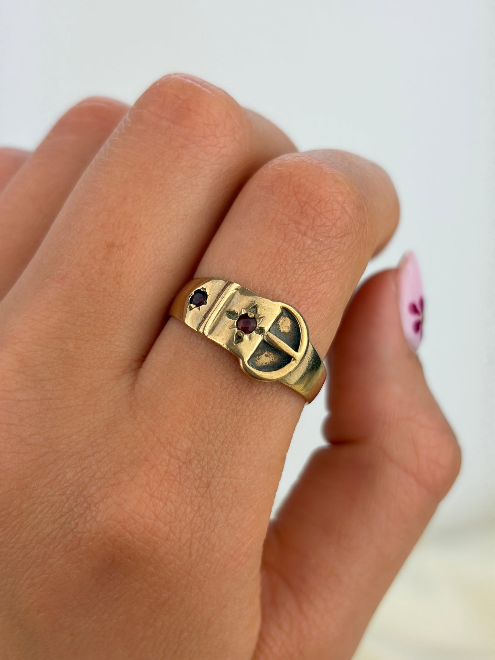 ANTIQUE 9CT YELLOW GOLD GARNET BUCKLE RING - 8