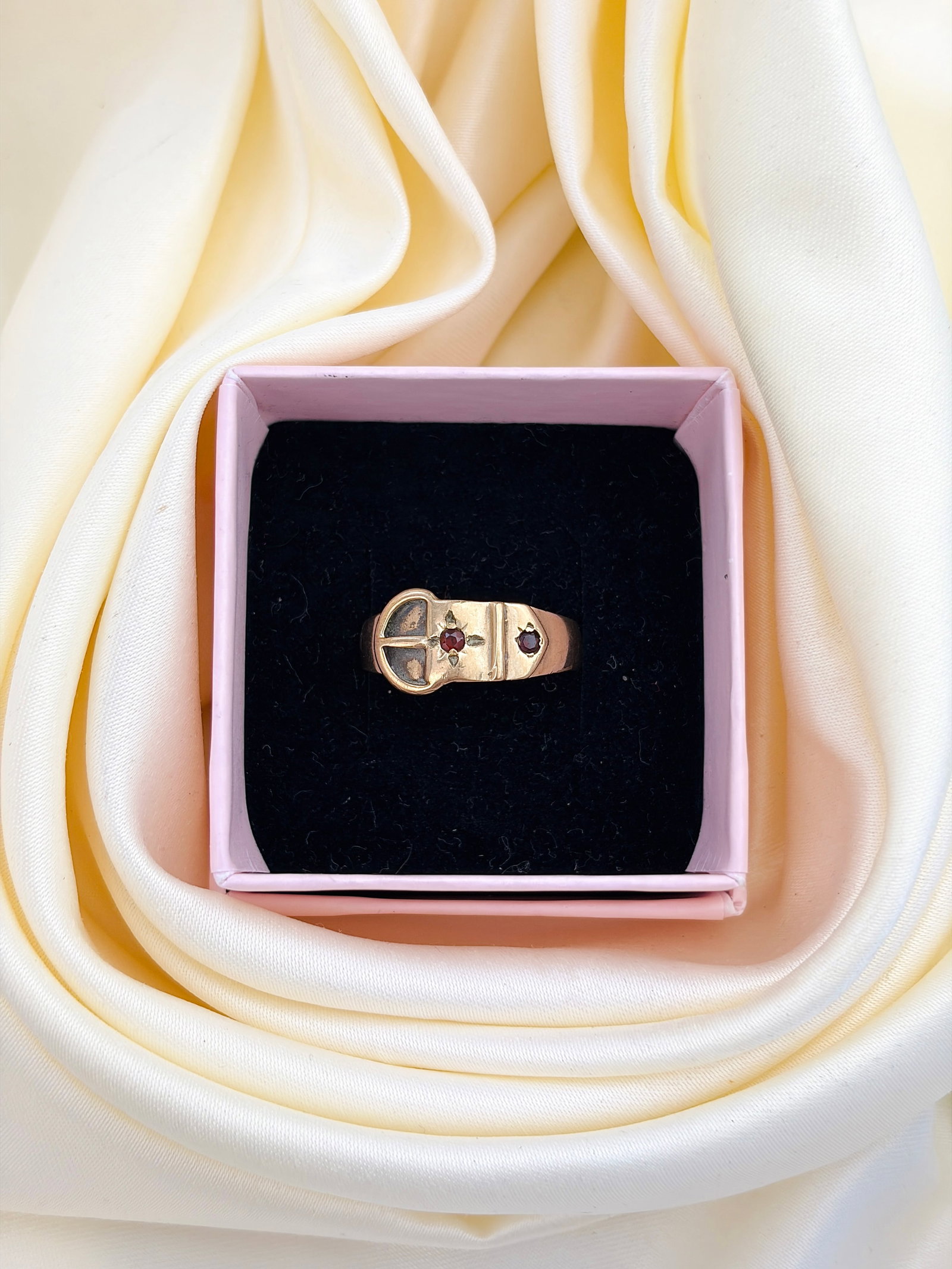 ANTIQUE 9CT YELLOW GOLD GARNET BUCKLE RING - 9