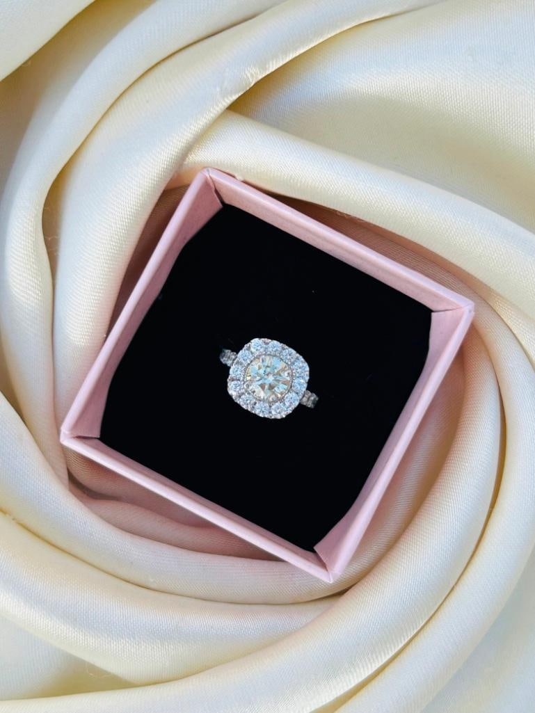 *Wonderful 14k White Gold Diamond Halo Ring - 10