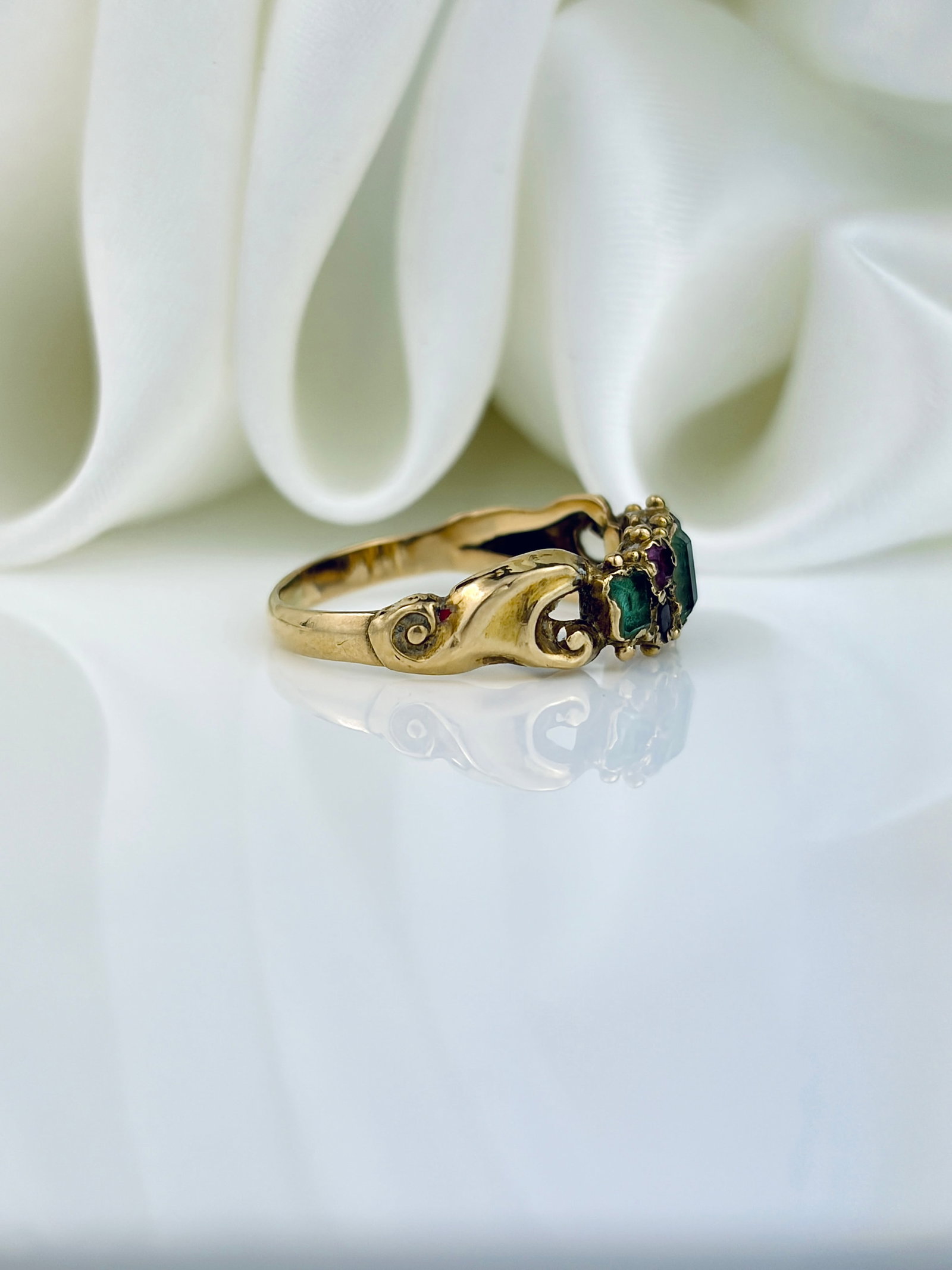 WONDERFUL ANTIQUE 18CT YELLOW GOLD EMERALD AND RUBY RING - 2