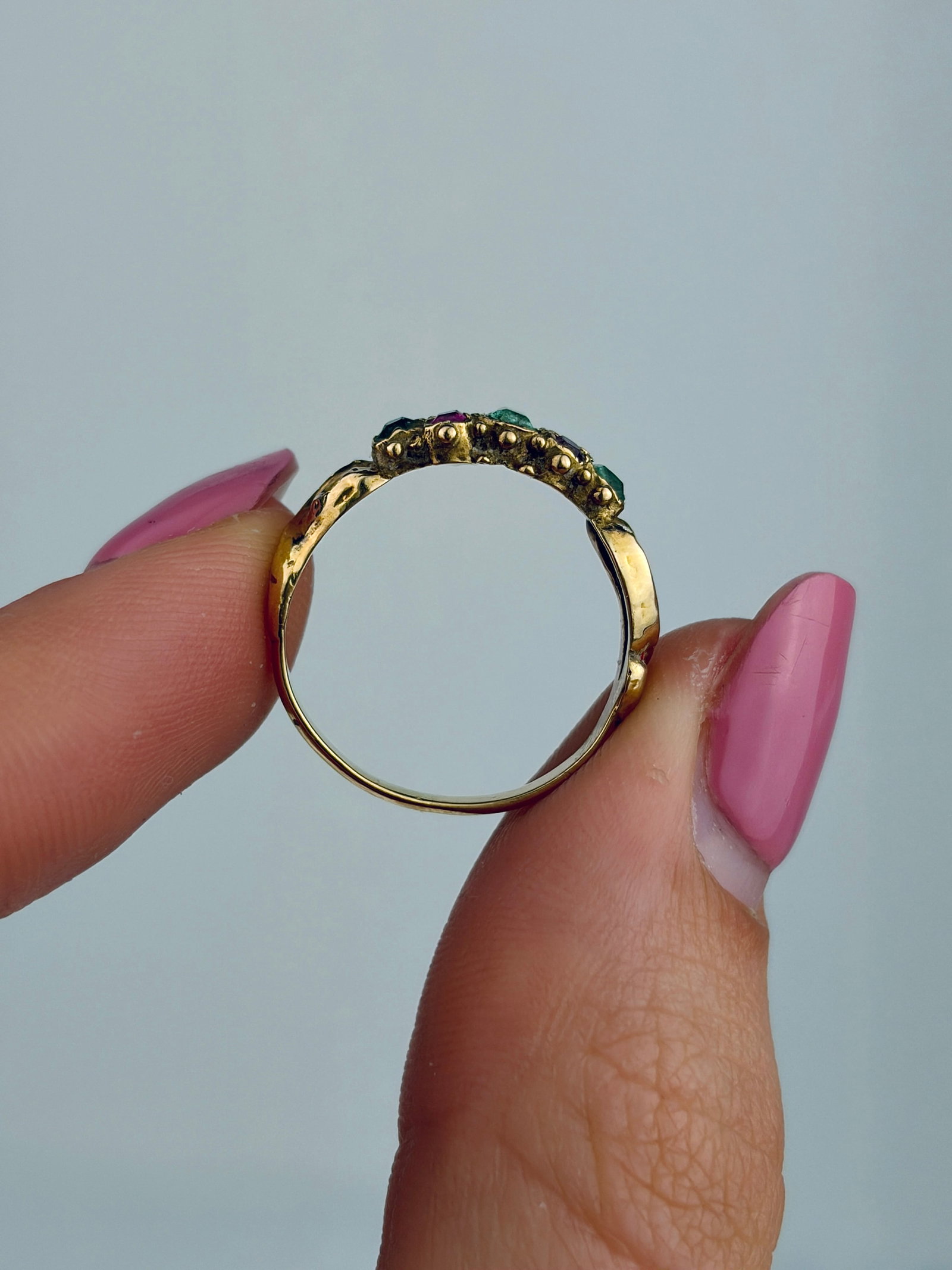 WONDERFUL ANTIQUE 18CT YELLOW GOLD EMERALD AND RUBY RING - 6