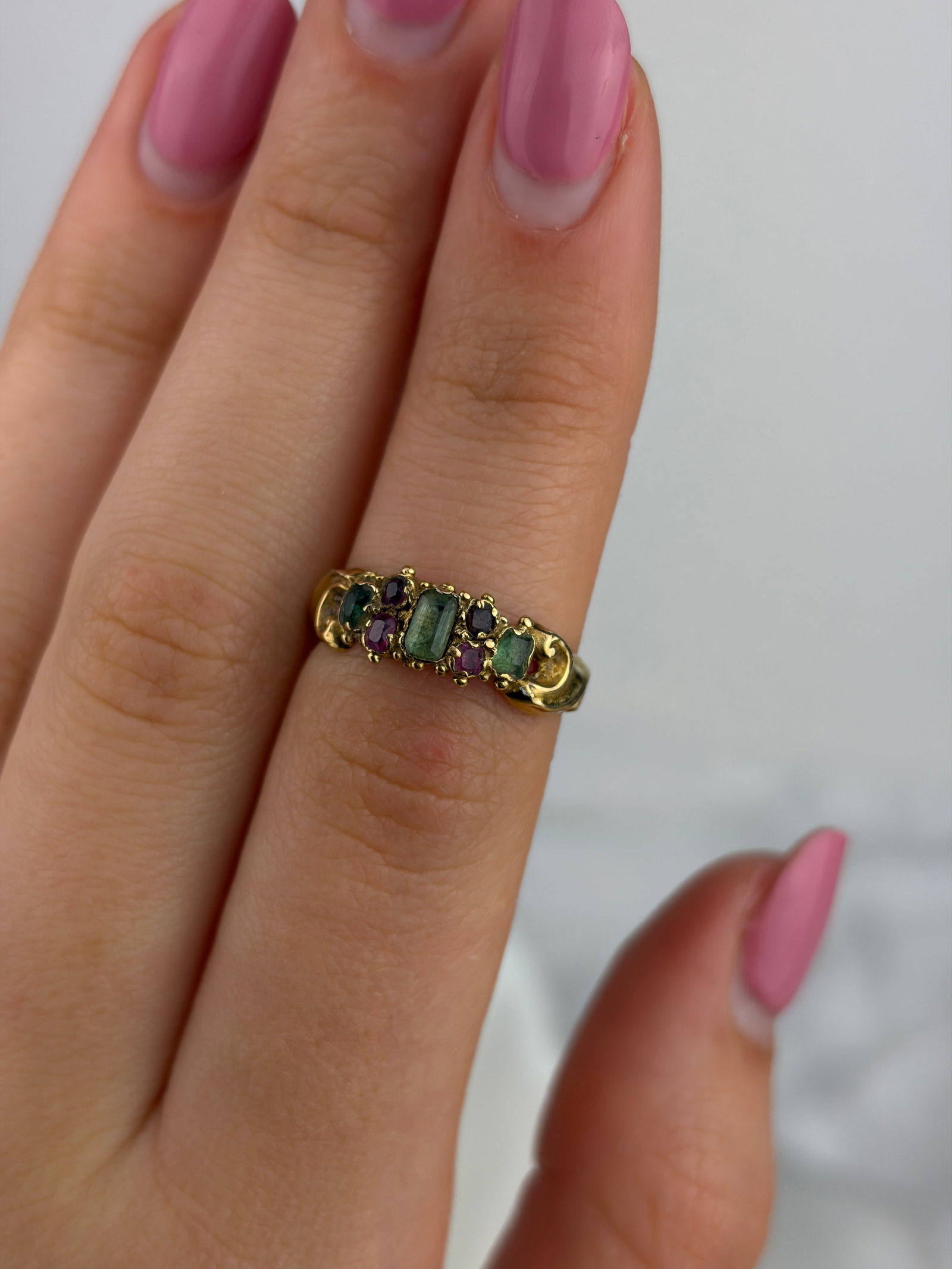 WONDERFUL ANTIQUE 18CT YELLOW GOLD EMERALD AND RUBY RING - 8