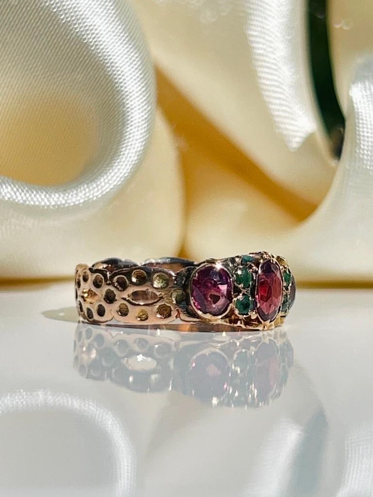 Antique gold gem set band ring - 8