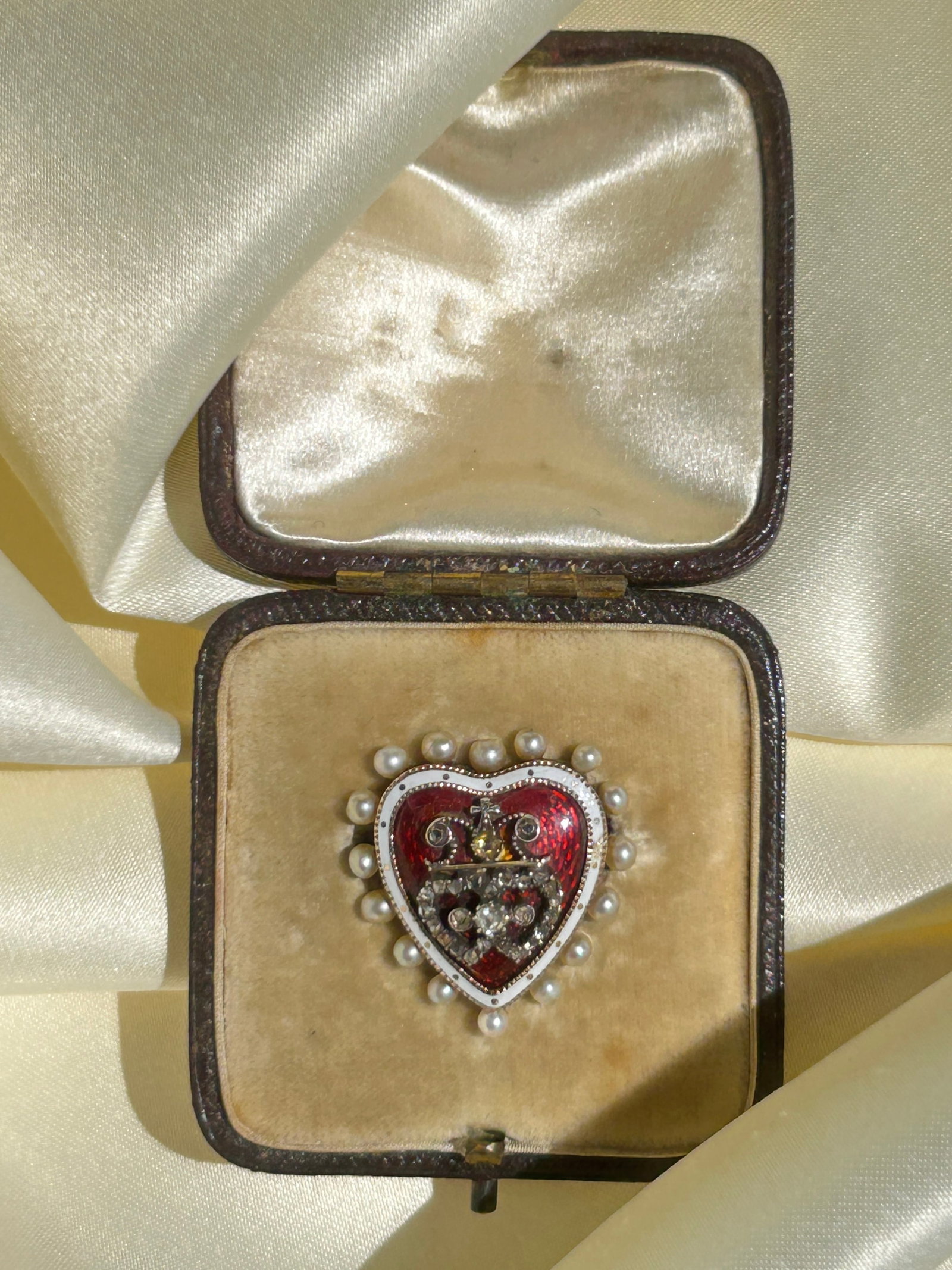 Antique gold red enamel heart brooch set with diamonds and pearls - locket back and in original box - 5