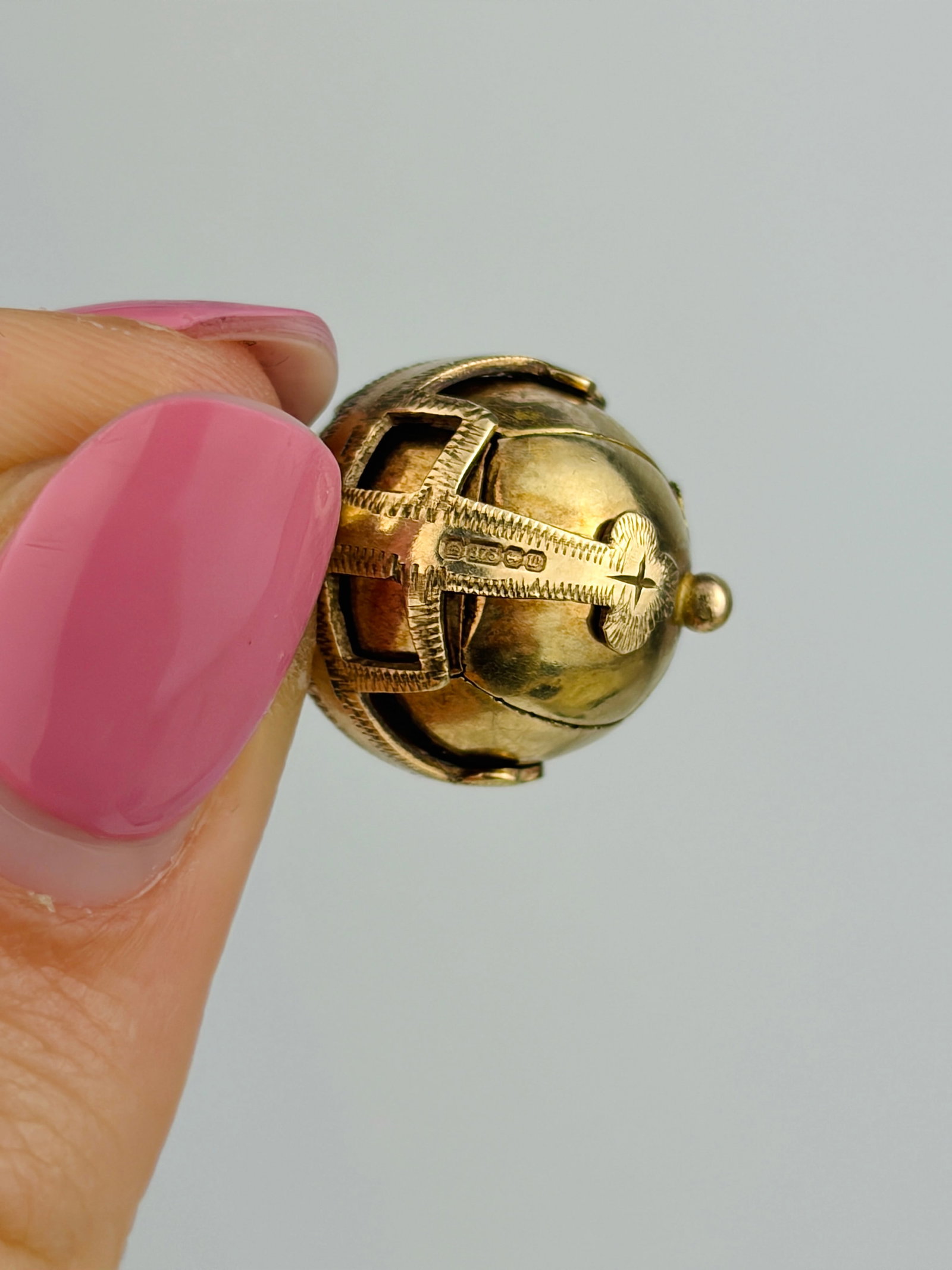 RARE 9CT YELLOW GOLD MASONIC BALL AND CROSS OPENING ORB PENDANT - 3