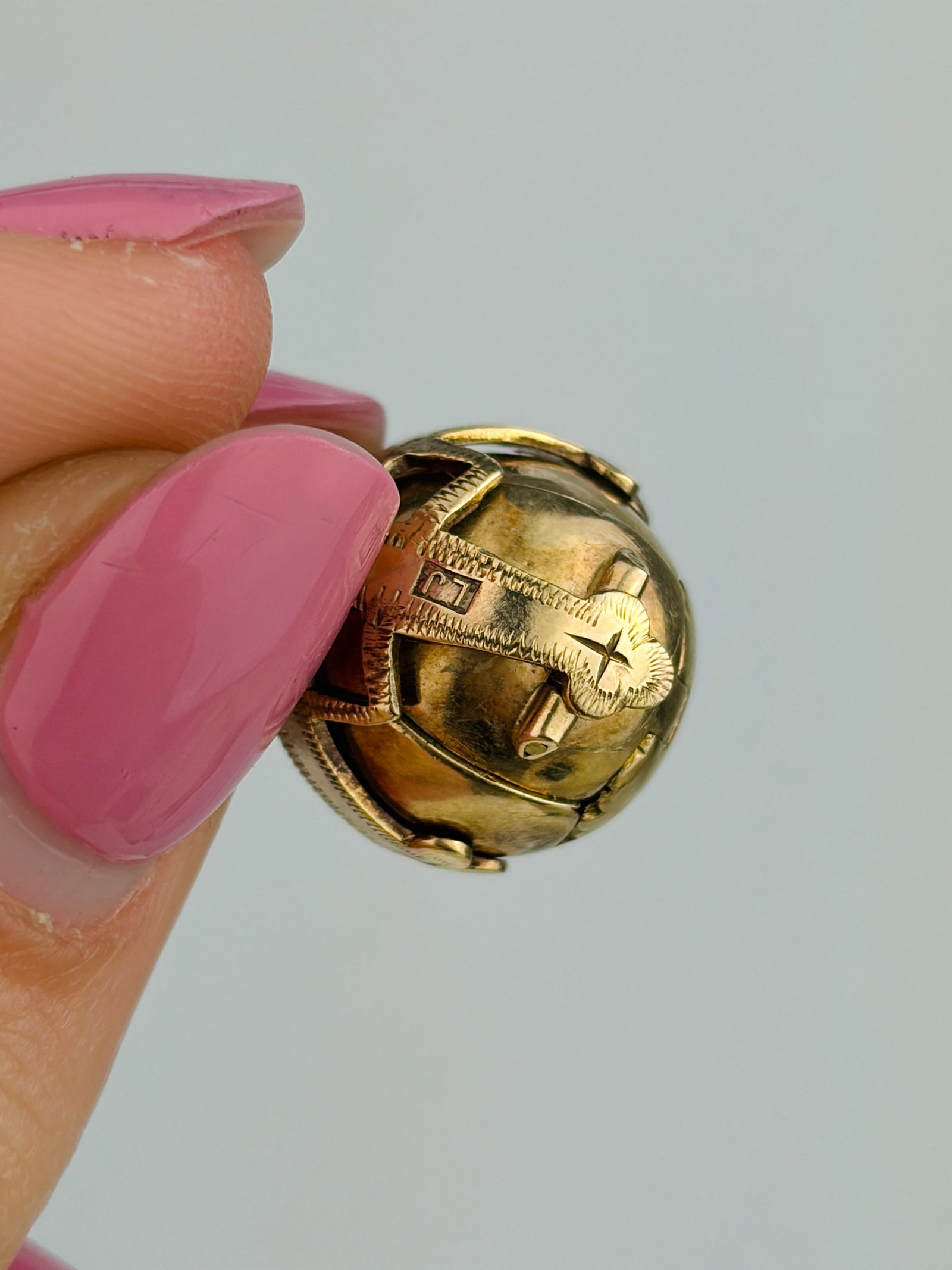 RARE 9CT YELLOW GOLD MASONIC BALL AND CROSS OPENING ORB PENDANT - 4
