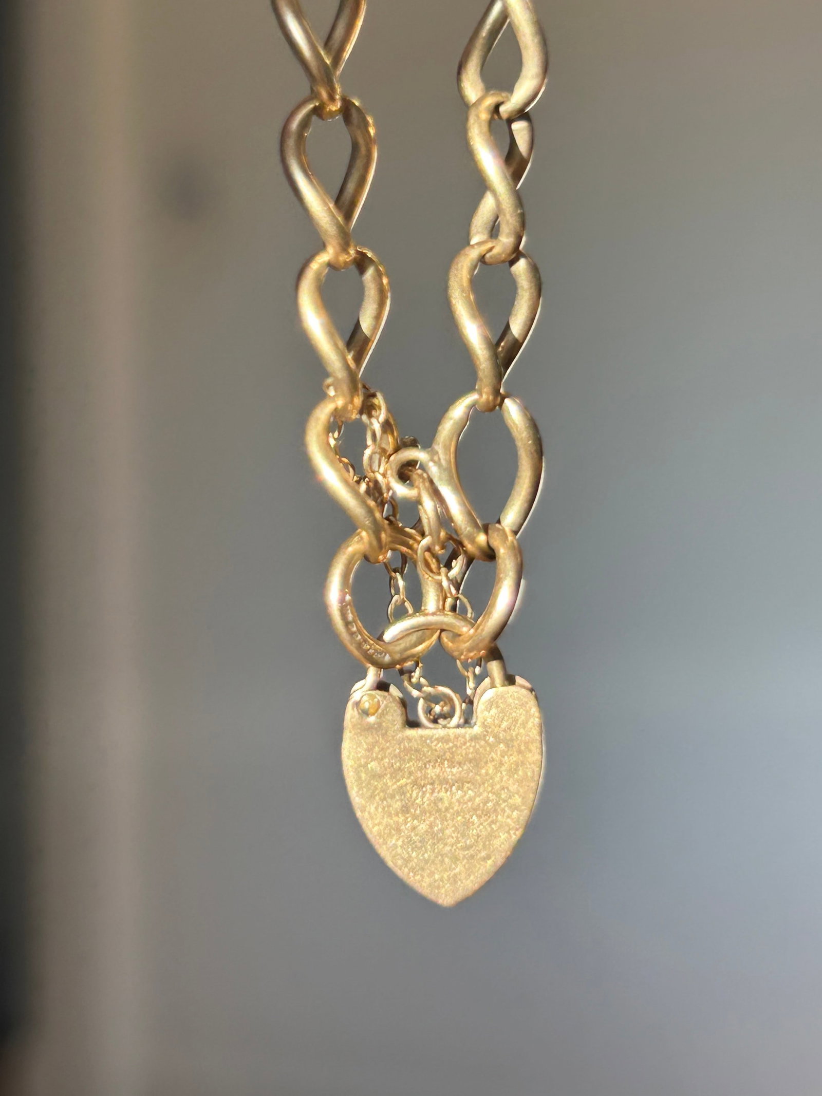 Antique 9ct yellow gold open link curb bracelet with heart padlock - 5