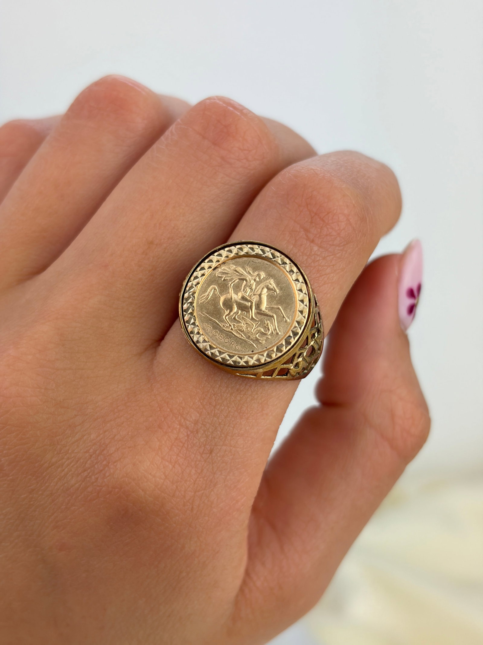 VINTAGE 9CT GOLD RING - 10