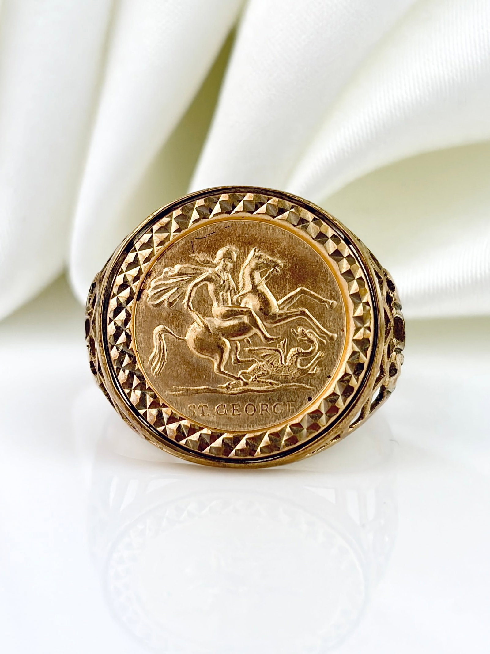 VINTAGE 9CT GOLD RING: 'MUM' shoulders. 