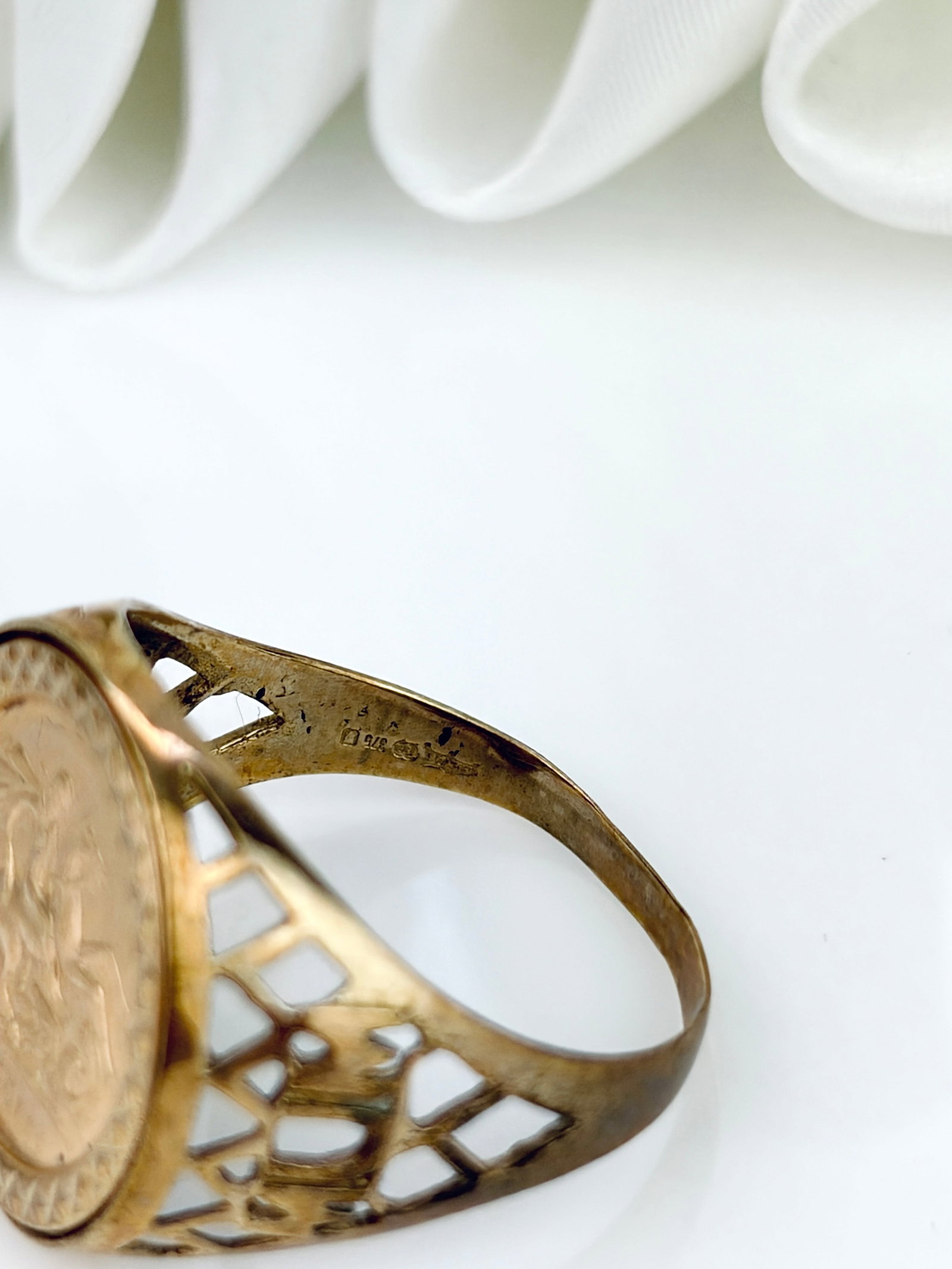 VINTAGE 9CT GOLD RING - 6