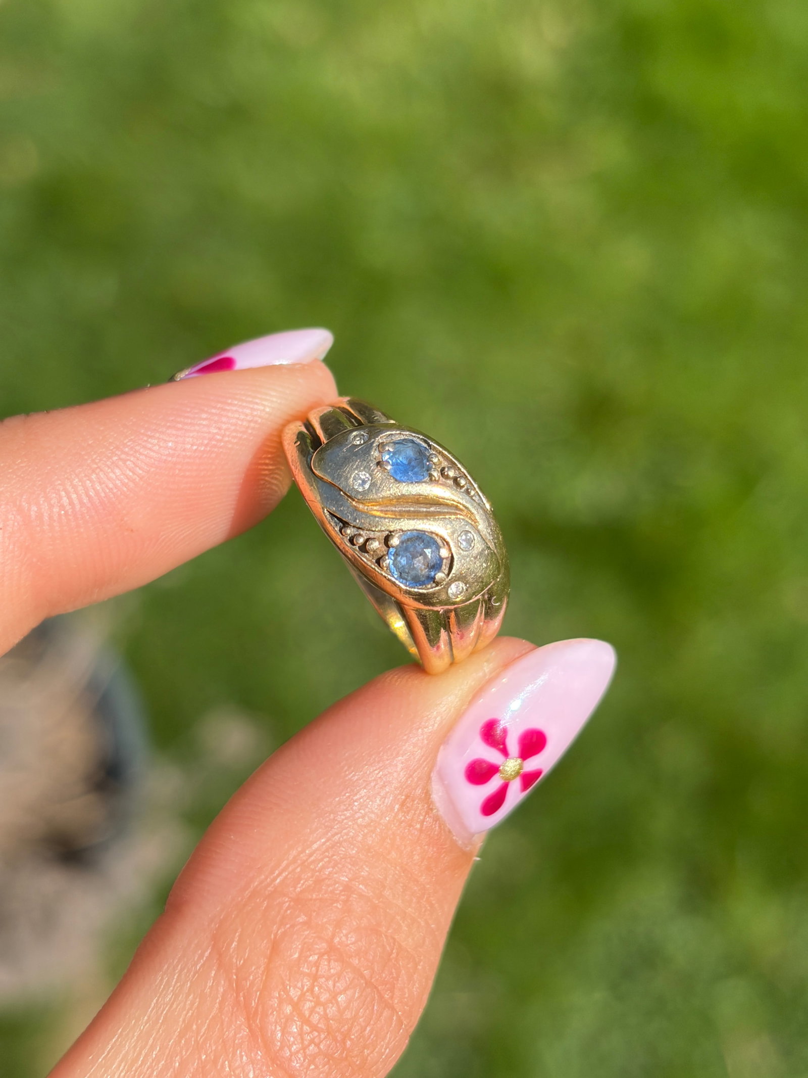 ANTIQUE VICTORIAN 9CT YELLOW GOLD SAPPHIRE AND DIAMOND DOUBLE SNAKE RING - 10